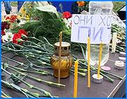 ></p><p class=c_tn>В субботу в центре Иванова состоялась акция в память о погибших во время бесланского теракта детях. По разным оценкам на митинг пришло от двух до трех тысяч ивановцев. Акция под названием Без слов сопровождалась усиленной охраной как силовых структур, так и сотрудников частного охранного агентства. Некоторых из пришедших, обыскивали сотрудники милиции. </p><p class=c_tn>В четыре часа вечера на площади Кокуй в центре Иванова несколько сотен человек. Кто-то молча стоит в центре, другие в стороне. Среди пришедших - люди разного возраста. Но большинство совсем молодые. По периметру усиленные наряды представителей силовых структур и несколько десятков сотрудников частного охранного агентства. У некоторых из пришедших на митинг сотрудники милиции проверяют сумки. В центре площади  - сцена, - с мощной аудиоаппаратурой и колоколом, - окруженная мощным кордоном из силовиков и молодых людей в черных майках с надписью Без слов. Это представители общественного движения Наши, они же организаторы митинга. Через какое-то время звучит 331 удар в колокол - по числу погибших в Беслане детей.</p><p class=c_tn>Собравшимся предлагают почтить память погибших возложением цветов. Вместе с гвоздиками и гладиолусами на сцене появляются бутылки с водой, как символ той трагедии. Позже некоторые из участников митинга в разговоре с нами признавались: они не ожидали, что будет ТАК тяжело.  </p><p class=c_tn>Несмотря на очевидность повода для митинга, еще до своего начала, эта акция вызвала всевозможные толки и споры. Черные плакаты по всему городу с неоднозначным лозунгом  - Без слов; организатор акции - политизированная молодежное движение НАШИ; и слухи о трех миллионах, потраченных на агитацию митинга. Не пытается ли кто-то сделать имя на крови, - спрашивали некоторые. Сами организаторы все обвинения отвергают и говорят лишь о проявлении гражданской позиции. «Это не пиар-ход. Это делали простые ивановские студенты. И я считаю, что бесчестно поступили те люди, которые обвинили нас в пиаре себя. Ну, пусть их Бог рассудит», - говорит комиссар общественного движения Наши Михаил Шор.</p><p class=c_tn>Между тем, даже после окончания митинга, многие оставались на площади. Одни молчали. Другие о чем-то спорили. Видимо, года не хватило для того, что дать простой и ясный ответ на вопрос - как общество и власть должны реагировать на такую трагедию. </p><p class=c_av>Андрей Кузьмичев</p>
	
		<div class=