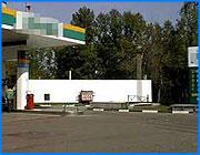 ></p><p class=c_tn>Сегодня снова выросли цены на автозаправочных станциях Славнефти, а вслед за ними и на других АЗС Ивановской области. Теперь литр самой популярной марки Аи-92 стоит 15-50, вместо прежних 15 рублей. Процесс повышения цен на топливо у монополиста становится все более регулярным и односторонним. Соответственно за стоимостью бензина подтягиваются цены и на другие товары. </p><p class=c_tn>Экономисты усматривают прямую связь между ростом цен на топливо и подорожанием остальных товаров. Хотя прямых коэффициентов зависимости не существует. По данным статистики, с января по август отпускные цены на бензин выросли на 10,5 %, а общий индекс цен на товары и услуги составил 6,7 %. Иными словами, рост цен на топливо провоцирует инфляцию. Несмотря на это, в августе произошло сезонное снижение цен на продовольственные товары. Поэтому даже показатель инфляции в прошедшем месяце оказался отрицательным. Между тем, по данным управления сельского хозяйства, повышение цен на ГСМ вызовет рост затрат аграриев на 47 миллионов. Покрыть эти издержки селяне вновь попытаются из бюджетных источников. Даже если это удастся, средств на повышение зарплаты и закупку техники у них вновь не окажется. В схожем положении хлебопекарные производства и даже сфера торговли. </p><p class=c_tn>«Затраты на бензин, на ГСМ, конечно, растут во всех организациях, которые я обзвонила. Но они цены поднять не могут, поскольку существует конкуренция. И, в то же время, они не могут повысить зарплату работникам своим», - говорит начальник отдела цен главного экономического управления Вера Коротанова.</p><p class=c_tn>Косвенным следствием может стать растущий разрыв в уровне зарплат между отраслями, которые сильно зависят от цен на топливо и более доходными сферами производства, между растущими ценами и низкими зарплатами. Только за последние два месяца бензин стал дороже на 15 %. А цены на мазут поднялись за это время почти в полтора раза - на 46 % и достигли рекордных показателей. Между тем, котельные области до сих пор закупили меньше половины необходимого количества этого топлива. Остальной мазут окажется просто золотым. А повышать тарифы коммунальщики имеют право только один раз в год. Поэтому все бремя затрат на отопление ляжет на бюджеты области, городов и районов. «Мы неоднократно и от ГЭУ, и от администрации области обращались и в федеральную службу по тарифам, и в правительство РФ, чтобы осуществлялось регулирование цен на ГСМ, т.к. это является структурообразующей отраслью. Но до сих пор вопрос не решен», - сообщила Вера Коротанова.  Хотя зимой рост цен на топливо, видимо, вновь остановится, последствия нынешнего скачка цен будут сильнее всего ощущаться именно в холода. </p><p class=c_av>Василий Когаловский</p>
	
		<div class=