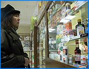 ></p><p class=c_tn>Медики и власти обеспокоены желанием большого числа льготников получать деньги вместо льготного лекарственного обеспечения. Сейчас заявления на замену льготы денежной компенсацией написали уже почти 35 % этой категории граждан. Об этом говорили на специально собранной пресс-конференции. </p><p class=c_tn>Заявления о замене льготы на денежную компенсацию принимаются до 1 октября. Но врачи встревожены слишком высоким процентом отказников. Ведь целый год пенсионеры, ветераны и инвалиды, пожелавшие получать деньги вместо лекарств, а это 350 рублей, в случае обострившихся или новых заболеваний не смогут приобрести дорогостоящие препараты. «Мы не ставим задачу каждого разубедить. Мы просто хотим, чтобы каждый принял осмысленное решение, каждый, имеющий эту льготу. Не потому, что соседка слева или справа это решила, а у нас какая то просматривается среди пожилых людей коллективизм, такой не нужный в этом случае», - считает начальник областного управления социальной защиты населения Галина Штепа.</p><p class=c_tn>Заместитель губернатора Ольга Хасбулатова призывает не торопиться с отказом от льготных лекарств. В Российском правительстве разрабатывают очередную схему, при которой все три льготы, входящие в соцпакет, разделят. Ведь сейчас отказаться можно только либо от льготного проезда, либо от медикаментов и лечения. Однако у людей, видимо, другие аргументы в пользу отказа от льгот. До сих пор существуют проблемы с поставкой лекарств в аптеки: там есть не все препараты, выписанные врачами. Не уменьшаются очереди в поликлиниках за рецептами, не решена проблема с компьютеризацией рабочих мест участковых терапевтов.</p><p class=c_tn>Между тем, уже совсем скоро станет известно: удалась ли реформа или окончательно провалилась. Ведь до 1 октября у людей есть выбор - льготные лекарства или деньги. </p><p class=c_av>Марина Четверткова</p>
	
		<div class=