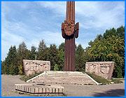 ></p><p class=c_tn>Памятник борцам революции завален пластиковой посудой и бутылками. Весомый вклад в это вносят молодожены, которые по традиции приезжают к мемориалу и там же начинают отмечать начало супружеской жизни. </p><p class=c_tn>Пластиковые стаканы, бутылки, обертки. Думал ли когда-нибудь Михаил Фрунзе, что ему придется стоять в куче мусора. Сегодня именно такие знаки внимания, и, скорее всего, не из-за идеологических соображений, оказывают революционерам ивановцы. А мусор лежит повсюду. Ветер весело поднимает с земли упаковки и пакеты. Огонь уже давно перестал быть вечным. Теперь - это контейнер для мусора. Кругом осколки, в основном от бутылок из-под шампанского. А потому, кто является основным поставщиком мусора, сомнений не возникает. Молодожены приезжают сюда, чтобы отдать дань, пусть и условно, создателям Первого Совета. Это традиция, как, впрочем, и 100 граммов за новоиспеченных супругов. В праздничной суете о чистоте, видимо, думать некогда. Жители Сортировки возмущены до предела. Молодые также говорят, что находиться здесь малоприятно. Делают вывод - все это от бескультурья. Праздники на Руси отмечают бурно, не обременяя себя заботой о чистоте каких-то памятников. Однако молодожены молодоженам рознь. Мусорят не все. Но, в общем, обвинения жителей Сортировки молодые считают справедливыми. </p><p class=c_tn>Проводить здесь уборку городские власти нужным, видимо, не считают. Вывозят мусор с мемориала только после субботников. Когда был последний из них, в мэрии точно сказать не могут. Начальник городского управления благоустройства сложившуюся ситуацию прокомментировать отказался. </p><p class=c_av>Олеся Чирко</p>
	
		<div class=