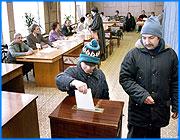 ></p><p class=c_tn>Схема нарезки избирательных округов на выборах в Законодательное собрание Ивановской области утверждена на заседании областной избирательной комиссии. Облизбирком решил, что на нынешних выборах не будет окружных избирательных комиссий, которые должны были работать в одномандатных округах. Функции окружных комиссий будут возложены на комиссии территориальные. </p><p class=c_tn>Председатель облизбиркома объяснил своим коллегам по организации народного волеизъявления: грамотных кадров для работы на выборах мало. И привлечь не на что. Оклад председателя окружной комиссии - до двух с половиной тысяч рублей. Желающих не найти. Остается одно - работать со старыми кадрами, которые выборы за выборами остаются в территориальных комиссиях. Напомним, половина депутатов будет избираться по партийным спискам, а часть по одномандатным округам. Но закон разрешает, чтобы функции комиссий окружных передавались другим, например, территориальным, - напомнил председатель облизбиркома Виктор Смирнов. И предложил этим воспользоваться: «У нас 24 округа, но территориальных комиссий, которые подпадают под такой подход, будет меньше - 17 таких комиссий территориальных… До сих пор в Ивановской области такой практики не было». </p><p class=c_tn>А теперь каждой территориальной комиссии придется взять на себя кроме прямых полномочий по одному, а порой два и даже три избирательных округа. Добавить им денег - и проблема выборов решена. Тем более, Законодательное собрание, кажется, впервые в России, не решило вопроса о нарезке округов и дате выборов, - значит, облизбирком вправе сделать все по-своему. Да и автоматическая система ГАС-выборы умеет работать только с территориальными комиссиями. А если квалифицированных кадров все равно не хватит, их рекрутируют из чиновников. Хотя тем просто по должности приходится поддерживать правящую партию. «Т.е проблема, которая была у нас с вами в сельских районах, при проведении выборов в поселениях, - сейчас эта проблема снимается. Т.е. в составе комиссий участковых, которые вы будете назначать, до 50% может быть государственных и муниципальных служащих», - сказал Виктор Смирнов. </p><p class=c_tn>Это разрешает делать новый закон, - причем в комиссиях всех уровней. Напомним, что и без этого летом на местных выборах руководителями новых органов самоуправления были избраны, как правило, старые главы администраций. </p><p class=c_av>Василий Когаловский</p>
	
		<div class=