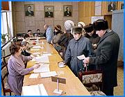 ></p><p class=c_tn>Варяги из партий, не зарегистрированных в Ивановской области, явятся на декабрьские выборы в Законодательное собрание. Они имеют на это право и уже проявляют интерес к избирательной кампании. Об этом сообщил представителям политических партий председатель облизбиркома Виктор Смирнов на совещании с будущими участниками предвыборной гонки. </p><p class=c_tn>В былые времена британских парламентариев рассаживали на расстояние шпаги в вытянутой руке. Нынешние кандидаты сами отсели подальше друг от друга. Хотя предвыборные баталии им еще только предстоят. Осталось выяснить, по каким правилам бороться. Новый федеральный закон о выборах и закон областной противоречат друг другу, и через несколько дней облизбирком опубликует целую таблицу разночтений между ними. Об этом объявил партийным функционерам председатель областной избирательной комиссии. Например, ивановский закон разрешает предвыборные блоки, а федеральный их запрещает. Законодательное собрание области нынешнего созыва не внесло поправок в региональные нормы. Но рулить все равно будут по закону федеральному. «Какие политические партии вправе участвовать в выборах? Соответствующий список  управление федеральной регистрационной службы нам направило. Это список из тех партий, которые в свое время были минюстом указаны. Т.е. минюст на 1 число каждого месяца публикует. На сегодняшний день 37 политических партий», - сообщил председатель облизбиркома Виктор Смирнов.</p><p class=c_tn>Эти 37 и пойдут на выборы. Если успеют до 8 октября - даты, когда регистрация партий и кандидатов должна стать свершившимся фактом. До того следует собрать и подать в облизбирком тьму справок из разных организаций. А облизбиркому все их проверить. Партиям предстоит провести конференции и предъявить облизбиркому не только избирательные списки, но и списки своих членов, которые пойдут по одномандатным округам. Партийные деятели скучнели и все чаще что-то обсуждали по телефону. А под конец начали тихо продвигаться к выходу. И тогда облизбирком слегка подогрел температуру в зале. С трибуны прозвучало, что в выборах примут участие не только те партии, что зарегистрированы в области. </p><p class=c_tn> «Но и те партии, которые соответствуют требованиям федерального закона о  политических партиях, но региональных отделений не имеют. Сегодня уже 2 обращения  таких ко мне по телефону поступили. Т.е. не исключено, что и такого рода участники избирательного процесса в Ивановской области появятся», - сказал Виктор Смирнов. </p><p class=c_tn>Осталось дождаться октября, чтобы выяснить, с кем и против кого пойдут эти «темные лошадки». </p><p class=c_av>Василий Когаловский</p>
	
		<div class=