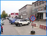 ></p><p class=c_tn>Ивановская ГИБДД конфликтует не только с водителями, но и с пешими гражданами. Жители улицы Гнедина, на которой находится регистрационное отделение областного управления, страдают от растущего числа машин под их окнами. Водителей тоже не устраивают длинные очереди, каких, по их словам, нет ни в каком другом городе. </p><p class=c_tn>Регистрация автомобиля в ГИБДД - настоящее испытание для водителей. Длинные очереди, стоянка, не вмещающая все прибывшие машины, горы мусора. С недавнего времени это проверка не только для нервов водителя, но и для его мочевого пузыря. С тех пор, как в регистрационном отделении ГАИ закрыли туалет, водители вынуждены справлять свои естественные надобности, где придется. «Машин много, удобств пока не видим никаких. И как справляетесь? Пока не ходим никуда, терпим. А когда невмоготу - ходим в машину, в пакетик, как в самолете. Складываем там все, потом выбрасываем по дороге», - рассказывают они.</p><p class=c_tn>Но не все водители такие окультуренные. Остальные справляют нужду под окнами соседних домов. Больше всех от сложившейся ситуации страдают жители улицы Гнедина.</p><p class=c_tn>Валентин Яковлевич Куженькин неоднократно вкапывал шины поперек въезда во двор и ругался с водителями. Но это не помогло - машины ставят вплотную к дому. Особенно пенсионер переживает из-за неурожаев. От выхлопных газов в его огороде уже несколько лет ничего не растет. А этим летом засохла любимая рябина под окном. Большинство жителей улицы Гнедина поставили вторые палисадники. Но это не спасает даже от мусора. В случае необходимости к их домам не смогут подъехать пожарные и неотложка.</p><p class=c_tn>Неоднократные попытки обращения жителей к руководству ГИБДД и администрации города результата не принесли. Жители вкопали столбы за свои деньги. Машины не ставили в течение 3 месяцев. Из областного ГАИ пришло предписание - заграждение демонтировать. </p><p class=c_tn>Машины вновь стоят вплотную к калиткам, а территория ГИБДД и РЭО прекрасно отгорожена. </p><p class=c_av>Е. Дмитриева, Л. Зубова</p>
	
		<div class=