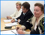 ></p><p class=c_tn>В аудитории центра Менеджмент-кадры то и дело звучат слова - ответственность, уровни власти, межбюджетные отношения. С портрета за учебным процессом с лукавым прищуром наблюдает Президент. В глазах некоторых слушателей – испуг, смешанный с отчаянием. После 10 минут лекции от кандидата юридических наук понимаешь, что вновь избранные главы городских и сельских поселений – «дон кихоты» низовой политики. Похоже, что в законе, написанном для местной власти, сами разработчики не до конца разобрались. Главам остается выстраивать местную вертикаль по своему разумению. Правда, в отличие от федеральной, которую чертят сверху вниз, на местах придется начать с самого низа. «Нужно поднять авторитет власти на местах у людей и сделать шаги навстречу этим людям. Т.к. они на местах проживают, они видят, что власть должна сделать. Хотя бы с мелочей начиная, с уборки, с грязи, которая у нас существует, и так далее, и так далее наводить порядок», - сказал глава Приволжского городского поселения Евгений Шестериков.</p><p class=c_tn>До декабря главам нужно принять несколько самостоятельных решений и сформировать собственную команду. Как это сделать при зарплате у замов от 800 до 1200 рублей - та еще головоломка. У некоторых из этих людей до сих пор нет своего кабинета, что уж говорить о межбюджетных отношениях. Тем не менее, в центре Менеджмент-кадры уверены, что до декабря вновь избранные главы поселений и депутаты сгрызут свой кусок гранита и с января начнут работать более профессионально. Правда, тут же оговариваются, главы работать начнут, но закон в полную силу работать не будет. «С 1 января закон в полную силу работать не будет, т.к. нет источников дохода, нет предприятий, откуда взяться деньгам, а, значит, нет бюджета. Придется обращаться к главам районов, а те дотационные, а дальше к областному бюджету - и область дотационная. Вот вам замкнутый круг», - считает директор учебного центра Менеджмент-кадры Владимир Прозоров.</p><p class=c_tn>После лекций, будущие главы сетуют - нас хотят подсадить на бюджетную иглу. И чего тогда будут стоить наши полномочия?! Ответ на этот вопрос пока не могут дать даже юристы. Ведь уже сейчас известно, что на будущих чиновников мягко давят, а сама схема власти на местах будет дорабатываться аж до 2009 года.</p><p class=c_av>Андрей Кузьмичев</p>
	
		<div class=