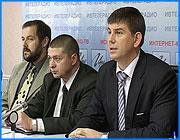 ></p><p class=c_tn>Во время предвыборной кампании закон о средствах массовой информации будет работать не полностью, а только в тех рамках, где он не противоречит закону о выборах. Об этом категорично заявил председатель ивановской областной избирательной комиссии Виктор Смирнов на встрече с представителями газет, телерадиокомпаний и типографий. Однако он тут же уточнил, что ивановцы должны получать информацию, даже во время предвыборных баталий. </p><p class=c_tn>Кандидаты и партии могут говорить друг о друге что угодно, а журналисты это что угодно воспроизводить, и это даже не будет предвыборной агитацией, если обойдется без намеренных диффамаций. Виктор Смирнов объяснял это нововведениями, которые появились в недавно принятом законе о выборах. Есть призыв голосовать за кандидата - есть и агитация. «А если журналист будет показывать сюжет, где стоит народ и кричит Голосуй за Петрова! и комментирует, что здесь кричали за Петрова, а на соседнем углу кричали за Иванова, предвыборной агитацией это не является», - объяснял он. </p><p class=c_tn>Закон о выборах требует, чтобы все кандидаты и партии были в равном положении. В остальном пресса вольна делать, что угодно. Например, показывать кандидата за рабочим столом, потому что рассказ о его профессиональной деятельности - тоже не агитация. Например, если этот человек и сейчас депутат, и выступает в прениях о принятии архиважного закона, который очень волнует общество. Например, сейчас Законодательное собрание области готовится к принятию бюджета: «Естественно, сейчас появится много комментариев. Так вот, когда эти комментарии появятся, и связано это будет с профессиональной деятельностью данного лица, то предвыборной агитацией это не может быть расценено ни при каких обстоятельствах». </p><p class=c_tn>Предвыборная кампания начнется 5 ноября и будет длиться меньше месяца. Хотя многим кажется, что она уже началась. </p><p class=c_av>Василий Когаловский</p>
	
		<div class=