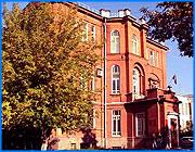 ></p><p class=c_tn>Депутаты-единороссы и их сторонники вновь пытаются блокировать подготовку к следующему пленарному заседанию Законодательного собрания Ивановской области. Во вторник заседание комитета по бюджету прошло при минимальном кворуме. В комитете все еще продолжается формальное двоевластие. </p><p class=c_tn>Четыре месяца назад противники Единой России в областном парламенте начали возвращать посты председателей комитетов под свой контроль. Первой ласточкой стал комитет по бюджету - фактически главный. Потому что все казенные деньги проходят через его решения. Решение сместить с поста Владимира Бочкова пришло после того, как несколько раз заседания срывали единороссы и их сторонники. Нужно было срочно принимать законы об изменении в бюджет, и оппонентам правящей партии буквально пришлось брать власть в свои руки парламента.</p><p class=c_tn>Владимира Бочкова сместили в его отсутствие - он находился на больничном. Комитет назначил председателем Ирину Шутову. Но это не решило кадрового вопроса. По регламенту сместить главу комитета может сам комитет. А вот утвердить нового может только общее заседание ЗС. Поэтому формально комитетом руководит Владимир Бочков. Он, кстати, во вторник пытался провести его фактически. Но на встречу, назначенную им на 11 часов, никто не пришел. На двенадцатичасовое заседание сам не явился, хотя в это время был замечен в парламентской столовой. Вместо него вела заседание Ирина Шутова. Пожалуй, главный итог работы - появилась вероятность, что исполнение бюджета прошлого года и проект бюджета года будущего будут обсуждаться на общественных слушаниях. «Чтобы исключить коллизии, которые были в прошлом году, когда та же фракция «ЕР» хотела - приходила и голосовала по бюджету, хотела - уходила. Потом комиссии собирались. Поэтому вот эти 2 мероприятия, на мой взгляд, исключат все подобные коллизии», - отметил депутат Законодательного Собрания Владимир Лапшин.</p><p class=c_tn>Большинство членов комитета надеются, что работа из-за противостояния двух групп все же не будет заблокирована. Тем более, выборы на носу.</p><p class=c_av>Сергей Хохлов</p>
	
		<div class=