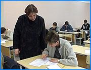 ></p><p class=c_tn>Результаты проведения единого госэкзамена обсуждались сегодня на совещании руководителей учебных заведений города. Также был затронут вопрос о перспективе развития материально-технической базы школ. </p><p class=c_tn>Директорам и завучам были розданы опросники. С целью выяснения необходимости каждой отдельно взятой школы города в материальном обеспечении. За неделю руководители общеобразовательных учреждений должны составить примерную смету ремонтных работ. По каждому району города будет составлена проектно-сметная документация. Все полученные данные отправят в Москву. По информации управления образования на эти цели, возможно, выделят средства из федерального бюджета. </p><p class=c_tn>На совещании обсуждали и еще один вопрос - результаты проведения ЕГЭ. Итогами единого госэкзамена руководители управления образования остались довольны. «Удалось снять большую часть напряжения с абитуриентов при поступлении в ВУЗы. И многие родители искренне, кстати, благодарили и директоров школ, и управление образования за то, что их ребенок без лишних материальных затрат смог поступить в  тот или иной ВУЗ», - отметила заместитель начальника управления образования г.Иваново Надежда Недосекина.</p><p class=c_tn>Аттестация в целом признана успешной, крупных нарушений не было. Тем не менее, результаты экзамена пытались опротестовать 140 школьников. Больше всего апелляций поступило по математике - 118. Но удовлетворено было лишь 8 жалоб. По химии удалось опротестовать 7 результатов. Из 8 апелляций по биологии не удовлетворили ни одной.  </p><p class=c_av>Евгения Дмитриева</p>
	
		<div class=