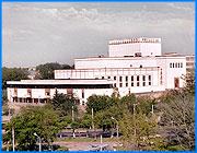 ></p><p class=c_tn>Сразу 4 проекта новостроек и реконструкции обсуждали в ивановской мэрии на очередном заседании совета по градостроительству. 4 проекта, 4 презентации. Разработчики представили варианты реконструкции площади Пушкина, застройки на улице Набережной, строительства жилых комплексов рядом с улицей Шубиных и в Конспиративном переулке. На обсуждение каждого проекта - не меньше часа. Потому что в архитектуре множество аспектов, которые нужно учесть. И в работах, возможно, безупречных с точки зрения авторов, свежие глаза НАХОДИЛИ спорные моменты. А хватит ли солнца в этих домах при этом расположении и этажности, учтены ли преобладающие направления ветра, и есть ли места для прогулок горожан. Самые жаркие споры вызвал, пожалуй, наиболее яркий проект: три высотки в Конспиративном переулке. Кстати, в период сноса и переселения из этого района споры были еще жарче - с митингами жителей, с жалобами работников закрытого ныне хлебокомбината. 3 семнадцатиэтажки с двухуровневыми гаражами и общественным центром, вероятно, будут отвлекать внимание от пресловутого бульдозера - Дворца Искусств. Главный спор - не будет ли слишком сильным контраст с соседними архитектурными дедушками. «Мне непонятно, как-то локально взяли этот кусочек без остальной части и перспективы. Нет перспективы здесь. Что будет у нас в будущем? Как этот комплекс будет выглядеть в будущем?» - обращался к собравшимся начальник областного управления архитектуры Виктор Костоглод.</p><p class=c_tn>В ходе обсуждения градостроители согласились, что нужно не новое привязывать к имеющемуся, а избавляться от старой застройки, чтобы весь город выглядел современно. Тем более, что окрестности Конспиративного переулка не могут похвастаться какими-либо историческими зданиями, за которые стоило бы цепляться.  «Иваново все-таки во многом сохранил в себе се6льское начало. Село Иваново. Поэтому, глядя на последний проект, который обсуждали, у меня как-то сразу возникла мысль: началось движение от села Иваново к городу Иваново-Вознесенск», - сказал Александр Грошев.</p><p class=c_tn>Глава города подчеркивает, что этот проект, в который вкладывают деньги москвичи, привлечет и других инвесторов. А это дает надежду действительно избавиться от сельского начала. Хотя бы в архитектуре. </p><p class=c_av>Сергей Хохлов</p>
	
		<div class=
