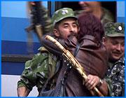 ></p><p class=c_tn>В командировке они находились 6 месяцев. В Иванове сотрудников правоохранительных органов встречали коллеги и родственники. </p><p class=c_tn>По перекрытому сотрудниками ГАИ проспекту автобусы не спеша возвращают милиционеров в мирную жизнь. Этого момента они ждали долгих полгода. Подчеркивают значимость момента задорные песни группы Любэ. Из командировки сегодня вернулись 74 человека. Милиционеры, особенно те, кто в Чечне побывал впервые, признаются, что эмоции бьют через край.  </p><p class=c_tn>Ивановские милиционеры несли службу на границе с Ингушетией. Проверяли подозрительный транспорт, а также граждан на причастность к незаконным бандформированиям. Сегодня о службе в Чечне ребята предпочитают не говорить. «Каждая командировка на Северный Кавказ связана с определенным риском, сами понимаете, - говорит заместитель командира отряда Ивановской области Александр Смирнов. - Иначе бы у нас в руках не было автоматов. Самое главное, что отряд приехал без потерь, живые и здоровые».</p><p class=c_tn>За время командировки некоторые милиционеры успели отрастить бороды. Но к проводимым в Чечне операциям, уверяют они, это отношения не имеет. Не брились, скорее, из суеверия. Как у студентов, до конца экзамена никаких стрижек и бритья. Но родственники и близкие на эти изменения внимания не обращают. Самое главное, что их сыновья и мужья вернулись.</p><p class=c_tn>Сейчас в Чечне несут службу еще около 50 ивановских милиционеров. Это - сменщики вернувшихся сегодня ребят. Они отправились на Северный Кавказ несколько дней назад. </p><p class=c_av>Олеся Чирко</p>
	
		<div class=