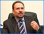 ></p><p class=c_tn>Главная политическая новость дня. Михаил Мень, заместитель московского мэра - один из возможных кандидатов на пост губернатора Ивановской области. Сообщение об этом распространила газета «Коммерсант». Между тем, депутаты Законодательного собрания области, которые должны утверждать кандидатуру губернатора, в большинстве своем не располагают информацией об этом человеке. Высказали свое отношение к нему лишь немногие.</p><p class=c_tn>Владимир Лапшин: «Это высокообразованный человек, человек с хорошей родословной, что тоже очень важно, человек, который поработал на разных постах. Имеет опыт общения с людьми из разных социальных слоев населения. Поэтому будем ждать от него лучшего». </p><p class=c_tn>Александр Фомин: «Я вспоминаю наш визит к Полтавченко в период консультаций. И когда он спросил про кандидатуру не ивановскую, со стороны, я ответил, что, наверное, у Лужкова не хватит заместителей на все области. Оказалось, что на нашу еще хватает. Я считаю, что эта кандидатура пройдет через ЗС, потому что та информация, которую мы имеем, говорит, что это человек профессиональный, порядочный, с хорошей репутацией. </p><p class=c_tn>Сергей Вальков: «Извините, губернатор области должен быть опытным  руководителем, опытным в экономике, в управлении хозяйственными вопросами, в целом ряде отраслей должен разбираться, понимать, иметь опыт. Если он специалист по религиоведению, ему место в университете, может быть, какого-нибудь Священного Синода, Патриархии, какой-нибудь Академии Духовной. Может быть, он ректором был бы Духовной Академии - было бы для него самое место. Но пока я не могу себе представить, как человек такой будет руководить областью». </p><p class=c_tn>«Коммерсант» привел благожелательные отзывы о Михаиле Мене, которые дали представители «Единой России» Михаил Бабич и Владимир Гришин. Между тем, их политические оппоненты в областном парламенте убеждены, что кандидатура Меня Президенту не предлагалась, так как не была названа ни на одном из предыдущих этапов обсуждения. Более того, по предварительным сведениям ряда депутатов Законодательного собрания, представитель Президента по Центральному округу уже представил Владимиру Путину три кандидатуры будущего губернатора, и Михаила Меня среди них нет.</p>
	
		<div class=