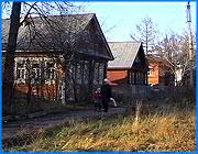 ></p><p class=c_tn>Размер детского пособия в области достиг 100 рублей. Эту цифру окончательно утвердило Законодательное собрание Ивановской области на очередном пленарном заседании. Заодно депутаты решали, что делать с учениками сельских школ и их педагогами. Дети из сельской местности будут добираться до места учебы на специальных автобусах, потому что в ближайшие годы на селе закроются десятки школ. А провинциальные учителя требуют для себя льгот в полном объеме вместо трехсотрублевых выплат. </p><p class=c_tn>В этом году в области закрылось 12 школ. В ближайшие годы закроется еще несколько десятков. В большинстве из них от трех до десяти учеников. В некоторых по одному. Теперь детей будут возить в более крупные школы. Программа «Школьный автобус» готовилась долго. Управление образования вычерчивало сметы и маршруты движения. Чтобы автобусы могли проехать от деревень к школам, нужно построить дороги. Это стоит 780 миллионов, - заметил депутат Владислав Тихомиров. Часть из них будет строиться. Но проблема шире. «Под этот закон мы должны уничтожить за три года 65 сельских школ. Вообще, продать их. Детей там не будет, учителей там не будет. Я официально заявляю: практика показала, что за эти 70 лет, пусть критикуемых, - если уничтожается в деревне школа и детский сад, через 5 лет, а то и раньше деревни не существует», - сказал Владислав Тихомиров. </p><p class=c_tn>Но в управлении образования считают, что школа с тремя учениками и без единого компьютера не может дать хорошего образования. «Село умирает не из-за закрытия школы. Село умирает - и тогда пропадает школа, - отметил начальник управления образования Виктор Лапшин. - Школьный автобус подтягивается для того, чтобы дети из малочисленных школ имели возможность быть доставленными в базовую школу, недалеко расположенную, где и с контингентом, и с педагогическим коллективом все в порядке, в школу, которая может дать качественное образование». </p><p class=c_tn>Автобус поддержали единогласно. С выплатами сельским учителям сложнее - после монетизации они вдруг лишились льгот. Область стала выплачивать им по 300 рублей в месяц. Но учителя подали иск - и областной суд постановил вернуть им все льготы. Алтайские учителя дошли до суда Верховного - с тем же результатом. </p><p class=c_tn>Администрация исполнять решение суда не торопится - денег нет. «Поскольку это закон федеральный, закон об образовании, то считаем, что это должны обеспечивать федеральные органы. Нами представлена надзорная жалоба на решение Верховного суда», - сказал начальник главного финуправления Александр Грузнов.</p><p class=c_tn>Так или иначе, решение о выплатах будет еще дорабатываться, к тому же сельские медики недовольны их размером и требуют большего. </p><p class=c_av>Василий Когаловский</p>
	
		<div class=