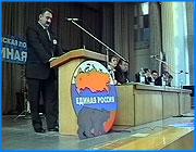 ></p><p class=c_tn>Похоже, окончательно сформирован партийный список ивановской «Единой России», с которым партия пойдет на выборы депутатов Законодательного собрания. Напомню, что список был принят на конференции единороссов 15 сентября. Но вчера региональное отделение партии собралось вновь и внесло в него изменения. Основное из них – в списке больше нет депутатов Госдумы Михаила Бабича и Татьяны Яковлевой, которые первоначально его возглавляли. </p><p class=c_tn>После скандалов, которые сопровождали оглашение первоначального списка кандидатов от «Единой России», можно было ожидать более серьезных изменений. По сути же список изменился мало.</p><p class=c_tn>Очевидно, что Бабич и Яковлева изначально не планировали переходить из Госдумы в областной парламент. Потому, если изъять их фамилии из старого списка, обнаружится, например, что после многосерийной партконференции совсем не изменились позиции лидера областных «единороссов» Андрея Назарова и предпринимателя Юрия Жидкова.</p><p class=c_tn>Позиции других кандидатов, близких к большим деньгам, в целом также не изменились. На один пункт понизили Ферояна, на 4 пункта – Гнатюка. Зато Васильев и Власов в партрейтинге повышены соответственно на 3 и на 2 пункта. Чистая арифметика: 5 пунктов вниз и 5 наверх в итоге ноль.</p><p class=c_tn>Ожидаемая сенсация – резкий взлет наверх Владимира Гришина. Дважды председатель ЗС как бы говорит окружающим – срок использования одноразового политика продлен. И это, похоже, сигнал, что влияние Бабича на ивановских «медведей» ослабло. Тем более, что близкие Бабичу Фомин и Ефремов единороссовским сообществом также понижены в списках. Причем ощутимо. Заодно немного пострадал Владимир Бочков.</p><p class=c_tn>«Семейная группа» списка также чуть сдала позиции. Сестра депутата Госдумы Павла Пожигайло Елена понижена на 3 пункта. Супруга Валерия Васильева Юлия Портнова – на один. Это делает ее будущее депутатство совсем призрачным.</p><p class=c_tn>И ничего не изменилось для верных партийцев из числа депутатов нынешнего ЗС. Люди, которые голосовали за спорные, скандальные решения, продавливаемые известной группой лиц, по-прежнему не имеют никаких шансов пройти в Заксобрание по партийным спискам. Более того, по сути, они переместились еще на одну строку вниз. Чтобы освободить третье место списка для генерал-майора Александра Ахлюстина. Видимо, после всех скандалов вокруг ивановской «Единой России», образ военного летчика призван хоть как-то подправить пошатнувшуюся репутацию.</p><p class=c_av>Олег Алалыкин</p>
	
		<div class=