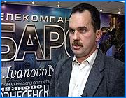 ></p><p class=c_tn>В четверг председатель ревизионной комиссии ивановского отделения партии «Единая Россия» Александр Стрелков покинул ряды партии. Это произошло на партконференции. </p><p class=c_tn>Бывший председатель ревизионной комиссии «ЕР» Александр Стрелков в партии состоял с момента ее образования. Решение о выходе из плотных рядов обдумывал долго. Но последние действия руководителей местного отделения единороссов переполнили чашу терпения. По словам Стрелкова, составление списков кандидатов на предстоящие выборы напоминало действия при пожаре. «Я человек, который знаю в партии всех активистов, мне трудно - кто они, откуда взялись? Директор АО «Меланж», уважаемый человек, вчера вступил в партию, успел. Не успел, потом вступит. Ничего - главное попасть туда, и получается, когда мы говорим, что власть не самоцель, я вижу обратное - власть ради власти. Давайте схватим власть, а потом подумаем, что с ней делать. Всех построим, всех расчешем. Это наверху какой-то кукловод, ну тогда это не партия. Она остается в стороне. О какой партии можно говорить!?» - говорит он.</p><p class=c_tn>Стрелков рассказывает о методах работы бывших однопартийцев. Провоцирование многочисленных скандалов, склоки на всех уровнях власти, равнодушие к рядовым членам партии. Александр уверен, что его пример окажется заразительным. Он уже сейчас знает тех, кто готов выйти из партии в ближайшее время. Слишком много недовольных политикой правящей верхушки. «Из политсовета уходят люди. Люди говорят - мы зачем там? Я могу сказать - человек 20 уходит. Не из-за того, что я ушел. А просто люди видят, что происходит. Прикрываясь рейтингом Президента, вот он сказал «Единая Россия», они творят свое. Эти люди не хотят брать ответственность за то, что будет происходить завтра, может происходить завтра», - считает Александр. Стрелков.  </p><p class=c_av>Андрей Кузьмичев</p>
	
		<div class=