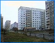></p><p class=c_tn>«Это анекдот, - налог на землю в центре города уменьшается, а на окраинах вырастет почти втрое», - так охарактеризовали проект решения о ставках земельного налога депутаты ивановской думы. Налог ударит и по собственникам приватизированного жилья, - считают слуги народа. Тем не менее, они поддержали решение о новых ставках, чтобы пополнить казну города дополнительными доходами в 100 миллионов рублей. </p><p class=c_tn>Ставки земельного налога повысил Федеральный закон. Точные размеры обложения в пределах города предстояло определить ивановской думе, потому что все собранные средства пойдут в городской бюджет. Благодаря этому он должен пополниться на 19 %. Мэрия предусмотрела ставки ниже тех, что предложены Москвой. Но депутаты обнаружили, что вузам, школам и больницам придется платить за землю сотни тысяч рублей в год, а многим предприятиям и вовсе закрыться. Для участков в центре города налог останется прежним или даже снизится. На окраине наоборот - вырастет не на 19 %, а почти в 3 раза. Пример - авиаремонтный завод. «Сейчас 3 млн. 600 тысяч платит. Надо будет 8 с половиной миллионов платить в следующем году, - 8 млн. 400 тыс. А вот участок, который находится на Лежневской, в центре города - там на 500 тысяч меньше… Разве это не анекдот? Это анекдот. Нельзя этого сейчас допускать и делать», - говорит депутат городской Думы Алексей Гажур.</p><p class=c_tn>Поднять зарплату работникам станет невозможно, потому что миллионы придется буквально закапывать в землю. Вслед за налогом повысятся арендные платежи за землю. Дело не в ставках, дело в неправильной оценке участков, - ответил мэр. И предложил совместно обратиться к областной власти с просьбой изменить кадастровые оценки. А что до школ и больниц, в бюджет будут закладываться деньги на земельный налог. В бюджете они и останутся, произойдет круговорот денег в казне. Но повышение коснется и жилого сектора. Особенно резким оно окажется для многоквартирных домов, которыми управляют товарищества собственников жилья. Мэрия успокаивает. «Каждый будет платить не много, - в зависимости от того, сколько жильцов. Если мы сравним с тем, у кого жилые дома и кто живет в квартирах, то плата не будет большой», - обещает председатель городского комитета по управлению имуществом Светлана Нестеренко.</p><p class=c_tn>Дума проголосовала за повышенный земельный налог. Многие депутаты считают, что казну надо пополнить. Так пусть горожане лучше отдают деньги городу в виде налога, а не аренды, часть средств от которой идет в другие бюджеты.</p><p class=c_tn>Некоторые депутаты высказались против - и остались при своем мнении. Они  считают, что это решение ударит по карману горожан. «Данный земельный налог по сравнению с 2005 годом в 2006-м увеличивает по некоторым домам, в зависимости от кадастровой оценки земель, в 6-7 раз плату за землю, - подчеркнул депутат городской Думы Сергей Морозов. - Смягчить этот удар возможно только в том случае, если изменить кадастровую стоимость земли. Это компетенция областной власти». Депутат предположил, что уже следующий состав думы, увидев реакцию населения, вновь займется земельно-налоговыми отношениями. </p><p class=c_av>Василий Когаловский</p>
	
		<div class=