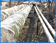 ></p><p class=c_tn>Предприятие пошло должникам на уступки. Несмотря на грозные предупреждения, «Ивгортеплоэнерго» подает тепло в кооперативные дома, жители которых задолжали коммунальщикам крупные суммы. Об этом сообщил генеральный директор муниципального предприятия Сергей Саванов на очередном заседании штаба по теплоснабжению. </p><p class=c_tn>В Иванове не получает тепло 51 жилой дом. В большинстве случаев причина - небольшие аварии и плановые работы, завершить которые энергетики планируют в течение суток. Тем временем «Ивгортеплоэнерго» пошло на уступки по отношению к должникам. Если еще полмесяца назад руководство предприятия заявляло, что до полного погашения долга неплательщики тепла не получат, то сейчас уже верят кооператорам на слово. Правда, чаще на письменное. По словам руководства «Ивгортеплоэнерго», свое слово должники держат. С 1 октября общий долг сократился в несколько раз и составляет немногим более трех миллионов рублей. Без тепла по-прежнему остаются 12 кооперативных домов. Лояльную позицию энергетиков по отношению к неплательщикам заместитель мэра Сергей Бразер не разделяет. Предлагает отработанную уже городским управлением ЖКХ схему истребования долгов через суд. Директор «Ивгортеплоэнерго» такие методы  считает слишком жесткими и надеется, что должники расплатятся до суда, который состоится в декабре-январе.</p><p class=c_tn>Тем временем отопительный сезон проходит более чем удачно - рапортуют чиновники. Звонки в центральную диспетчерскую службу по поводу отсутствия тепла - уже редкость. Жалобы горожан приобретают другой характер. «Одна женщина звонит - у меня холодно. Сколько? 20. А почему жалуетесь? А у соседки 30. Я хочу, чтобы у меня тоже так было. Бывают таки моменты, но это из разряда курьезных», - рассказал Сергей Бразер. </p><p class=c_tn>Напоследок он попросил собравшихся обратить взоры на следующий отопительный сезон: определиться с капитальным ремонтом теплосетей и соответствующими затратами. Желательно поторопиться. До 1 декабря мэрия должна внести на рассмотрение городской Думы проект бюджета на будущий год. </p><p class=c_av>Олеся Чирко</p>
	
		<div class=