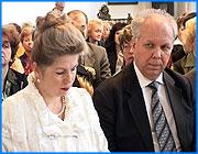 ></p><p class=c_tn>Поклонами и реверансами были встречены сегодня в бурылинском музее губернатор Владимир Тихонов и его заместитель Вера Добролюбова. Руководители Ивановской области направлялись на вручение губернаторских премий за достижение в развитии культуры и искусства. Между тем, фамилии некоторых номинантов оказались неожиданными для публики. </p><p class=c_tn>Поднимавшимся в Белый зал участникам церемонии кланялись и делали реверансы барышни и молодые кавалеры. Ко времени, когда появился губернатор, протокольные движения были хорошо отрепетированы и усвоены. Молодежи, студентам училища культуры, эта наука пригодится. На сцене представляли деятеля культуры, мецената и беса-очернителя, который все время пакостит культуре. Зато культурный деятель этому меценату и руководителю угождал, как мог. Затем на сцену были приглашены сами губернатор и его заместитель, тут же названые «вдохновителями культуры». «Вдохновитель культуры» объявила о том, что деятели искусств должны быть благодарны за премию народу - плательщику налогов. И тем, кто деньги распределяет. «Надо вовремя, если можно так выразиться в отношении деятелей культуры и искусства, хотя бы вовремя сказать спасибо той власти, которая сегодня работает», - сказала Вера Добролюбова. </p><p class=c_tn>По словам Веры Геннадьевны, власть не вмешивалась в работу конкурсной комиссии. Но комиссия интересы власти учитывала: «Слышались мнения, что там - решения губернатора, Веры Геннадьевны. Это решают специалисты. Конечно, наше мнение тоже учитывается. И я этому очень рада». </p><p class=c_tn>Уже первая номинация принесла неожиданности. Премию получил главный режиссер музыкального театра, который работает в области сравнительно недавно. По нашим сведениям, конкурсная комиссия большинством голосов высказывалась за другого номинанта - постановщиков спектакля «Чайка». Следующие номинанты казались бесспорными, - с учетом того же «мнения»: Сергей Добролюбов и его оркестр, коллектив историко-революционного объединения, который, по губернаторскому указу, открыл музей Первого Совета. А приглашенная публика ожидала выхода на сцену поэтессы Ларисы Щасной. Ей, как заявляла в телеэфире Вера Добролюбова, присуждена премия за развитие литературы. Но тогда Щасная публично от премии отказалась. И сегодня ее фамилию даже не назвали. Победителем объявили Игоря Антонова, который выпускает краеведческие книги о районах области и альбом «На земле ивановской». «Большая заслуга в этом - я не кривлю душой - Владимира Ильича Тихонова. Он помог мне собрать стартовую сумму на этот альбом. И альбом вышел. Я хочу сказать, что он - как бы соавтор этого альбома», - сообщил Игорь Антонов. </p><p class=c_tn>После этих слов оставалось только принять шампанское. </p><p class=c_av>Василий Когаловский</p>
	
		<div class=