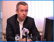 ></p><p class=c_tn>Как простые избиратели, так и кандидаты должны иметь возможность следить за финансовой стороной нынешней избирательной кампании. Чтобы, по крайне мере, сверять официальные данные с реальными затратами участников выборного процесса. Об этом было заявлено на сегодняшнем брифинге в ивановском облизбиркоме, в котором принял участие член Центризбиркома Евгений Колюшин.</p><p class=c_tn>В этом году контроль за избирательными фондами кандидатов возложен на избиркомы. Теперь партии обязаны ежеквартально представлять сведения о пожертвованиях и расходовании партийных средств. Согласно официальным данным, в нашем регионе фонды кандидатов небольшие, но в Центризбиркоме прекрасно понимают, что это лишь верхушка финансового айсберга избирательных кампаний. «Задача состоит в том, чтобы контролировать не только сами фонды, которые официально отражаются, но и расходы, минуя эти фонды. Это крайне сложная задача, пока что мы на уровне системы избирательных комиссий, я вам откровенно скажу, эту задачу не решили», - отметил Евгений Колюшин.</p><p class=c_tn>Если верить цифрам, самые внушительные фонды в области у «Единой России» и «Партии пенсионеров» - по 3 с лишним миллиона рублей. Самые скромные средства - у Компартии - 50 тысяч рублей. Любопытно, что после внесения залога на избирательных счетах ряда партий не осталось практически ничего, однако это явно не означает, что они свернут свою агитационную деятельность. Евгений Колюшин подчеркнул, что местный закон, касающийся финансовой стороны выборов, существенно расходится с федеральным. К примеру, излишне усложнен порядок указания сведений о пожертвованиях. Напомним, за этот порядок на прошлой неделе уцепилась избирательная комиссия города Иванова и «зарезала» кандидата в мэры Андрея Мельникова. Евгений Колюшин не оставил без комментария тот факт, что контроль над избиркомами в регионе уходит в руки представителей одной партии: «Сейчас в целом по стране идет такой процесс передачи постов председателей избирательных комиссий представителям «Единой России». Я считаю, что это процесс скорее негативный, чем позитивный».</p><p class=c_tn>В день выборов избирателей ожидает нововведение. На каждом участке в общем доступе будет брошюра с указанием сведений, недостоверно указанных кандидатами. В региональном избиркоме надеются, что такая информация поможет людям делать выбор несколько более взвешенно. </p><p class=c_av>Дмитрий Попов</p>
	
		<div class=