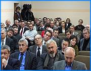 ></p><p class=c_tn>Государство стремится избавиться от сырьевой направленности экономики и начинает обращать внимание на малый бизнес. Прежде всего, чиновников интересуют научные разработки, результаты которых могут дать начало новым научно-техническим предприятиям. Сегодня представителям вузов центра России представляли программу, которая поможет ученым превратиться в бизнесменов.</p><p class=c_tn>Конференц-зал ивановского Института химии растворов почти полон. Научная общественность внимательно слушает, как за многолетние разработки получить реальные государственные деньги. Федеральную власть представляет Иван Бортник, директор Фонда содействия предпринимательству. Цель его визита в Иваново - найти интересные проекты и убедить их создателей поучаствовать в конкурсе специальной программы «Старт». Бюджет страны растет и начинает тратить нефтедоллары на помощь талантливым ученым. «На самом деле это деньги государства, мы деньги отдаем безвозмездно, это линия государства. Мы этим 10 лет не занимались, просто мы стали побогаче, честно скажу, - у Фонда стало больше денег», - признается Иван Бортник.</p><p class=c_tn>Московский гость вздыхает, когда говорит, что малое предпринимательство - не в духе российского менталитета, особенно в научной среде. Вузовские ученые часто работают в стол, и не умеет превращать свой талант в живые деньги, просто не веря, что их идеи могут быть кому-то интересны, и под них можно найти серьезного инвестора. Таким инвестором и кредитором сегодня выступает государство. Если научное предложение понравилось и заявка побеждает на конкурсе, центр выделяет на создание научно-технического предприятия 4 с половиной миллиона рублей, при этом понимая, что «Майкрософт» или «Интел» из новой компании могут и не получиться. Центр не собирается требовать обратно вложенные средства, но и эти миллионы подарком не называет. «Честно говоря, даже, если человек элементарную вещь - деньги взял, а отчитаться забыл, то он идет в суд. Есть система, суды работают. Но есть и нормальный, и они иногда жалуются, очень жесткий финансовый контроль и даже тематический контроль», - сказал Иван Бортник.</p><p class=c_tn>Сам он не скрывает, что подобные программы уже были, только очень часто доступные и большие государственные деньги превращались в обычные откатные схемы, может быть, поэтому сегодня настоящие ученые в России больше рассчитывают на зарубежные гранты. Только конечные результаты потом достаются отнюдь не России. Ломать надо и то, и другое, и само название программы «Старт» должно стать символом не только новой жизни для ученых, но и очередного этапа взаимоотношения государства и общества. </p><p class=c_av>Илья Лапшин</p>
	
		<div class=