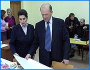 ></p><p class=c_tn>Мэр Иванова Александр Грошев посетил сегодня школу долголетия «Золотая осень». Она образована на базе нового отделения музыкально-эстетического центра «Элита». Главе города показали, как идут ремонтные работы и поблагодарили за участие в этом проекте. </p><p class=c_tn>В начале этого года здесь были полуразрушенные комнаты. Теперь учебные аудитории нового отделения музыкально-эстетического центра «Элита» не стыдно показать даже мэру. Именно здесь работает школа долголетия «Золотая осень». «Золотая осень» - это клуб жизнелюбов. Оздоровительные, эстетические, культурные программы - лишь немногое из того, чем занимаются в школе. И это, наверное, единственное место, где женщины не стесняются говорить о своем возрасте.  </p><p class=c_tn>Разговор вдохновителя школы «Золотая осень» и ивановского мэра - это общение старых друзей. Они знают друг друга много лет. Поэтому, когда в конце 90-х Алла Евлампиевна Среднева обратилась к Александру Грошеву с идеей о создании такой школы, он охотно ее поддержал. Все эти годы власть и школа сотрудничали. Теперь, нашли новую форму - мэр выделил школе «Элита» еще одно помещение, где обучаются представители и старшего поколения, и совсем юные.  </p><p class=c_tn>В школе честно признаются - у нас перебор! Начинали едва ли не с 10 человек. Теперь  - 120. Но желающих гораздо больше. Что значит, уйти на пенсию, оказаться в социальном вакууме, и вдруг, найти единомышленников. Посещение театров, музеев, экскурсии, увлечение живописью... Более того: в школе долголетия обучают, как правильно пользоваться макияжем в зрелом возрасте. Такой эликсир молодости переоценить невозможно, - убеждены здесь. Впрочем, как и помощь власти. </p><p class=c_av>Андрей Кузьмичев</p>
	
		<div class=