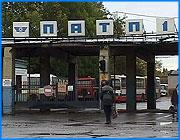 ></p><p class=c_tn>Кредиторская задолженность предприятия, а это почти 30 миллионов рублей, полностью погашена. Тем временем на городских маршрутах автобусов ПАТП почти не видно. Если ситуация не изменится, мэрия намерена расторгнуть договор с предприятием. Это выяснилось на очередном заседании транспортной комиссии. </p><p class=c_tn>По договору с администрацией города ПАТП-1 обязуется выводить на маршруты областного центра 72 автобуса. По факту на улицах города работают до 20 единиц техники. Ранее чиновники уже устанавливали сроки выполнения условий договора - 1 октября. Но ситуация не изменилась. Сегодня 4 городских маршрута, закрепленных за ПАТП, вообще не обслуживаются. На других линиях автобусы если и работают, то нерегулярно. «По-прежнему те автобусы, которые выходят на линию - те 20 единиц - работают в особом режиме, с разрывным графиком. В выходные дни полностью автобусы не выходят. Такая работа транспортного предприятия в городе, на городских маршрутах, конечно, не может устраивать ни жителей города, ни тем более городскую администрацию», - отметил начальник городского управления транспорта Анатолий Волков.</p><p class=c_tn>Руководство ПАТП объясняет ситуацию тем, что предприятию катастрофически не хватает профессиональных кадров. Сейчас заработная плата водителя в среднем 5 тысяч рублей, и выплачивают ее  регулярно. Но бывшие сотрудники ПАТП вернуться на предприятие не торопятся. Директор ПАТП №1 Андрей Захаров объясняет это тем, что прежде уволившиеся люди бояться быть уволенными вновь. Не хватает людей, соответственно нельзя выпустить и технику на линию.</p><p class=c_tn>Городские власти предупредили транспортников: если в течение ноября ситуация с выходом автобусов не изменится, договор будет расторгнут. А место автобусов, говорит Анатолий Волков, займут маршрутки.  </p><p class=c_av>Олеся Чирко</p>
	
		<div class=