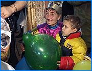 ></p><p class=c_tn>Такой способ работы с осужденными выбирают сотрудники 7 женской колонии в г. Иванове. Сегодня места заключения посетили воспитанники ивановского коррекционного детского дома. Осужденные подготовили для них театрализованное представление, подарки и много сладостей. </p><p class=c_tn>После тщательного досмотра автобус въезжает на территорию колонии. Это уже второй визит воспитанников коррекционного детского дома в «места не столь отдаленные». На этот раз пообщаться с осужденными женщинами приехали 16 малышей в возрасте от 3 до 7 лет. Они убеждены, что их привезли на представление в театр. А женщины в необычной одежде - это просто зрители. Так же стараются воспринимать происходящее и сами сотрудники детского дома. «Мы не везем их в колонию, - говорит завуч Ивановского коррекционного детского дома Ирина Ксенофонтова. - Мы везем их к друзьям на спектакль. Это слово у нас и не произносится. Мы едем в гости к друзьям».</p><p class=c_tn>Тем временем на сцене разворачивается театральное действие. Здесь герои разных сказок: Петрушка, Красная Шапочка и Емеля. Как положено, щука выполняет все заветные желания. Малыши принимают в действе активное участие. </p><p class=c_tn>Многие из заключенных не могут сдержать эмоций - ведь дома у них остались свои дети. Наталья Лапина осуждена за убийство. Находится в заключении уже 7 лет, впереди еще 6. Там на свободе ее ждут близняшки Настя и Таня. То, что мама находится в колонии, они знают, но не могут понять, почему так долго. Когда Наталья оказалась здесь, девочкам было по 2,5 года. «Когда я звоню, приходится их постоянно обманывать, что меня не отпускают. Они мне говорят: «Мам, а ты неправильно просишь. Ты сходи к дяде, который тебя держит, и скажи «пожалуйста». Он тебя тогда обязательно отпустит. А после переговоров полная подушка слез, потому что обманывать ребенка - это как-то... это очень больно», - говорит она.</p><p class=c_tn>После представления детей ведут на чаепитие. Здесь торты, печенье, фрукты. Для малышей это настоящий праздник, а осужденным урок. Такие воспитательные приемы сотрудники колонии считают пусть жесткими, но необходимыми. «Вот этой встречей они как бы испытывают боль, переживают. Некоторые даже, можно сказать, боятся даже идти туда, потому что они знают, что потом будут на таблетках, всю ночь не спать. Поэтому я считаю, что такие встречи нужны для того, чтобы, выходя на свободу, они немного задумались о том, как жить дальше, как должны сложиться судьбы их детей», - считает и.о. начальника отдела по воспитательной работе ИК №7 Елена Ваулина.</p><p class=c_tn>Насколько эффективен такой способ воздействия, сотрудники колонии точно сказать не могут. Но уверяют, если хотя бы 1-2 женщины пересмотрят свою жизненную позицию - это уже результат. </p><p class=c_av>Олеся Чирко</p>
	
		<div class=