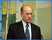 ></p><p class=c_tn>Тема одного из основных коммунальных благ - голубого топлива - стала главной на встрече ивановского мэра Александра Грошева с жителями местечка Горино. Однако у здешних жителей накопилось немало других вопросов к власти. Обсуждение наболевших проблем оказалось непростым. Периодически разговор проходил на повышенных тонах. </p><p class=c_tn>В актовом зале горинской школы было жарко - собравшихся много, наболевших проблем еще больше. Основной вопрос - газификация поселка. Первый этап газификации завершен. Но во многих домах голубое топливо пока только ждут. Российский Президент, со школьного стенда, наблюдает за происходящим. Совсем недавно федеральные телеканалы сообщали о встрече Владимира Путина с руководителем «Газпрома» Алексеем Миллером. Тогда говорили, что газификация страны идет ударными темпами. А вот в Горине все несколько иначе. Ивановская мэрия и газовые службы свою работу сделали. Но оказалось, что ТОС и сами жители никак не могут собрать все необходимые документы. «Список кооператива закрыли только неделю назад, - сообщил Александр Грошев. - А без этого мы не можем полностью закрыть проект. Потому что в проекте должны быть указаны конкретно все дома, если не попал в проект, то в программу газификации не попадает. Вообще-то по-хорошему, надо было эти документы сделать не позднее августа месяца. Закрыть весь список тех, кто желает газифицироваться».</p><p class=c_tn>Тут же попытались выяснить - кто слабое звено в общей цепи газификации. Мало-помалу общее собрание переросло в пресс-клуб.</p><p class=c_tn>В результате бурного обсуждения жители решили действовать более собранно и жестко. От газификации местечка перешли к другим проблемам: путь к пожарному гидранту не расчищен, дороги разбиты, мусор не вывозится. Грошев предложил жителям заключить договор на вывоз мусора. И тут же выяснилось - здесь тоже нет общего мнения. Вопрос обсуждали ранее, но возникли сомнения - как и кому платить?! «Скажут два человека, значит, с двух будут брать, поверят на слово. Но дело в том, что никто не согласился договор заключать, а скандалить все горазды!» - возмущался председатель ТОС м.Горино Василий Суриков.</p><p class=c_tn>После этого страсти утихли. И тогда, более спокойно обсудили перспективу открытия социального магазина и организации в Горино филиала одной из поликлиник. Ивановские чиновники сообщили жителям, что в курсе этих проблем, и они уже решаются. </p><p class=c_av>Андрей Кузьмичев</p>
	
		<div class=