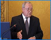 ></p><p class=c_tn>В следующем году пассажирское автотранспортное предприятие этого города может перейти в частные руки. Тогда бюджетные затраты на льготные проездные заметно возрастут. С таким предупреждением на заседании ивановской областной администрации выступил мэр Вичуги. </p><p class=c_tn>Дороги, жилье, компьютеризация школ, ремонт Дворца культуры и строительство бассейна, под который пока нет даже фундамента - таковы проблемы Вичуги, очень похожие на проблемы почти любого города области. Вичугский мэр Вячеслав Ступин рассказывал о них на заседании областной администрации. Проблема сугубо вичугская - предстоящая продажа местного автопредприятия. Областной комитет по имуществу решил его приватизировать. «ПАП - собственность областная. Я писал Королевой письмо с просьбой передать ПАП нам, но получил отказ. Они планируют в 2006 г. приватизировать это предприятие… Как мы будем обслуживать, если то, что мы создавали в течение 5 лет, вдруг решим развалить?» - обращался к собравшимся мэр Вичуги.</p><p class=c_tn>В последние годы город купил для предприятия 15 автобусов, за кредит по которым расплачивается до сих пор. Это позволило спасти автобусный парк, который грозил развалиться от ветхости. Еще 2 автобуса обещала в этом году область, но до сих пор не прислала. Вичугский ПАП возит льготников города и района по единому проездному, денег на это пока хватает. «Если мы развалим пассажирское предприятие, то, я уверен, потребуется в 2-3 раза больше денег. Потому что частник перевозить не будет льготников», - считает Вячеслав Ступин.</p><p class=c_tn>Однако ни о каких изменениях в программе приватизации на заседании речи не шло. И вичугский мэр сделал вывод, что к поднятым проблемам придется обращаться вновь. </p><p class=c_av>Василий Когаловский</p>
	
		<div class=