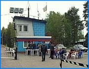 ></p><p class=c_tn>Высшие чины ивановского областного ГИБДД в пятницу вышли на Лежневскую трассу, чтобы устроить ставший уже традиционным, опрос автолюбителей на предмет работы госавтоинспекции. В анкетах - вопросы о новом административном кодексе, имидже сотрудников ГАИ, а также графы для пожеланий водителей. «Гаишники» утверждают, что от такого общения есть положительные сдвиги. </p><p class=c_tn>Четвертый год подряд руководство ГИБДД выходит, что называется «в народ». На посту ГАИ, что на Лежневской трассе, инспекторы останавливают проезжающие машины, предлагают водителям заполнить анкеты и побеседовать с руководителями автоинспекции. Приехавших специально практически нет. Похоже, автолюбители, предпочитают лишний раз не сталкиваться с «гаишниками». Сами милиционеры утверждают, что польза от анкетирования есть и «в стол» опросники не уходят. «Сегодня я просмотрел несколько анкет после опроса и уже просматриваются позитивные моменты в деятельности дорожно-патрульной службы, водители уже более объективно оценивают и положительных мнений высказывают уже больше, чем отрицательных», - отметил начальник областного УГИБДД Александр Брусочкин.</p><p class=c_tn>Подготовленных анкет всего 40. Водители говорят, что отвечают честно процентов на 90. Объективности ради - плюсы в работе «гаишников» все же есть. К примеру, та же разметка на дорогах. Однако всерьез анкетирование, точнее пользу от него, не воспринимают, а общая оценка работы ГИБДД очень средняя: «На тройку, вымогательство как было так и есть, в общем, да все остается как и есть. Только больше денег стали брать и все, по большому счету. Договариваешься полюбовно, никогда по закону лучше не решать, я так думаю… Вообще у нас трудно расшевелить чиновников, и вообще кого-то, вообще трудно расшевелить. А эти анкеты, ну так пиар какой-нибудь, не знаю, может, кто выдвигается там, черт его знает».</p><p class=c_tn>Сотрудники ГАИ предусмотрели небольшой бонус для участников опроса. По окончании неформального общения всем водителям выдавали сувениры с символикой автоинспекции. </p><p class=c_av>Марина Четверткова</p>
	
		<div class=