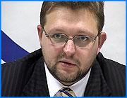></p><p class=c_tn>Выборы в Ивановской области могут стать примером для других регионов. Эту надежду выразил лидер Союза Правых Сил Никита Белых, который прибыл в Иваново с рабочим визитом. Белых встретился с кандидатами от этой партии в местные органы власти и дал пресс-конференцию для журналистов. </p><p class=c_tn>Это уже второй визит Белых в Иваново. Первый был в сентябре. Тогда шел разговор об общей выборной тактике. С тех пор сформирован объединенный список кандидатов в областной парламент от СПС, названы претенденты и в городскую Думу. По мысли Белых, залогом успеха на выборах может стать сама идея объединения - ведь в партийный список вошли не только члены СПС, но и представители «Яблока», других демократических движений. Причем это объединение в регионе происходило не по указке из Москвы, а как самостоятельный процесс, в котором ивановские коллеги Белых опередили создание аналогичной коалиции на федеральном уровне. «Мы, действительно, действуем совместно. Это не просто там какие-то узкопартийные проекты: СПС там или «Яблоко». Это объединенная гражданская позиция тех, кто не хочет двигаться под звуки бравурного марша, условно говоря, вместе с Президентом. Это, действительно, такой народный фронт, если хотите, выступаем здесь именно таким образом», - сказал Никита Белых.</p><p class=c_tn>По оценке лидера СПС, выборная ситуация в губернии более чем благоприятная. Во-первых, потому что местное выборное законодательство - одно из самых либеральных в России, и низкий избирательный порог  в четыре процента  позволит сделать Законодательное Собрание по-настоящему представительным органом. Во-вторых, потому что главный противник правых сил – «Единая Россия», - по мнению Белых, ощутимо теряет позиции. Гость отметил, что ни в одном другом регионе партия власти не дискредитировала себя так, как в Ивановской области. Тема коалиции демократических сил была поднята и в разговоре с журналистами: «Объединение - это механизм, не самоценность, объединение демократов. То есть хорошо, конечно, что приличные люди собрались, но в данном случае мы подчеркиваем, что это механизм для противостояния монополии одной политической силы».</p><p class=c_tn>В условиях монополии власти, считает Белых, бессмысленно вести разговор о каких-то экономических и социальных программах, которые мог бы предложить Союз Правых Сил, хотя такие программы существуют. На вопрос об угрозе фальсификации итогов выборов в губернии гость ответил, что она есть. Вот почему региональное отделение СПС поставило задачей выстроить систему наблюдения на предстоящих выборах и достигло определенных договоренностей по этому вопросу с представителями других партий, которые будут работать на избирательных участках.  </p><p class=c_av>Дмитрий Попов</p>
	
		<div class=