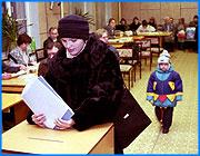 ></p><p class=c_tn>«Хотите досрочно проголосовать? Пожалуйста» - материал с таким заголовком вышел в сегодняшнем номере газеты «Рабочий край». Поводом для него стало постановление избирательной комиссии города Иванова о назначении досрочного голосования на выборах в депутаты городской Думы по одномандатным округам. Названы и сроки - с 19 по 30 ноября. Однако у этой инициативы уже нашлись противники. </p><p class=c_tn>Досрочное голосование - лазейка для нечистых на руку кандидатов или право, гарантированное избирателю законом? Эта дилемма вряд ли имела смысл, если бы опыт прошлого уже не являл печальных примеров. Небезызвестный Сергей Мкртумян в 1996 году избирался в депутаты городской Думы. Тогда тоже было назначено досрочное голосование, в ходе которого вскрылись факты массового подкупа избирателей - в основном среди пенсионеров и студентов. «Определенная часть как студентов, так и пенсионеров за деньги - по 10-15 тысяч рублей - проголосовала в пользу одного кандидата. Информация такая поступала мне как кандидату, от людей, которые меня поддерживали», - рассказал он.</p><p class=c_tn>В ту пору  Мкртумян обратился в суд и ценой разбирательств длиной почти в полтора года факт подкупа был подтвержден, а депутат, действовавший против соперника такими методами, - лишен депутатского мандата, впервые в российской выборной практике. Но лазейка осталась - Верховный суд позднее постановил, что личная причастность кандидата к подкупу не доказана. В нынешней ситуации, говорит Мкртумян, шансы кандидатов занять депутатское кресло будут зависеть только от толщины их кошелька: «Честно сказать, меня пугает другое, почему можно голосовать за депутатов городской Думы досрочно, но нельзя голосовать за мэра города? У нас что, появится двойная бухгалтерия? Количество проголосовавших за мэра будет одно, количество проголосовавших за депутатов будет другое? Может, есть огромное желание, чтобы выборы в городскую Думу состоялись при любой погоде, а по мэрству... - в соответствии с нормой Устава города, ст. 46 часть 2 гласит, что депутаты ивановской городской Думы назначают исполняющего обязанности мэра города. Так что одним выстрелом убиваются два зайца».</p><p class=c_tn>Иными словами, возможный сценарий таков: почти накануне дня выборов одного из кандидатов в мэры снимают с дистанции. Он предпринимает попытку оспорить это решение. Пока суд да дело, уже избранные досрочным порядком депутаты берут вожжи в свои руки и двигают в кресло мэра своего человека. При той расстановке политических сил, которая сложилась в Иванове и области, можно предположить, в чьих интересах затевается эта комбинация. В самой избирательной комиссии города Иванова говорят о серьезных расхождениях местного выборного законодательства и федерального. Последнее не предусматривает досрочных выборов главы муниципалитета, только по открепительным удостоверениям. А местный - не допускает таких удостоверений на выборах депутатов городской Думы. «Досрочное голосование проводится в тех случаях, если не предусмотрено голосование по открепительным удостоверениям. Таким образом, мы вынуждены организовать досрочное голосование, чтобы соблюсти федеральное законодательство», - пояснил председатель избирательной комиссии г.Иванова Александр Соловьев.</p><p class=c_tn>В горизбиркоме, однако, призывают придти на избирательные участки именно 4 декабря. А что касается угрозы подкупа или прочих грязных выборных технологий, то, цитируя Александра Соловьева, жизнь подскажет комиссии, как действовать, а избиратели ей в этом помогут. </p><p class=c_tn>Отметим, что в самом Постановлении за подписью председателя горизбиркома, помимо ссылки на норму федерального закона, идет ссылка на пункт 1 статьи 49 закона о выборах Ивановской области. Мы заглянули в местный закон и обнаружили, что этот пункт состоит ровно из одной фразы. «Бюллетени печатаются на русском языке». Какое отношение это имеет к порядку досрочного голосования, неясно. Впрочем, юридическая неаккуратность горизбиркому простительна, поскольку в его составе профессиональные юристы отсутствуют. По этой же причине, вероятно, комиссию завалили жалобами обиженные кандидаты.</p><p class=c_av>Дмитрий Попов</p>
	
		<div class=