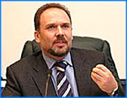 ></p><p class=c_tn>Когда с формальностями было покончено, Михаил Мень, спикер Владимир Гришин и полпред Георгий Полтавченко провели пресс-конференцию. Большинство вопросов были адресованы герою дня и касались будущих методов управления и приоритетов нового губернатора Ивановской области. </p><p class=c_tn>Михаил Мень отнюдь не похож на человека, которого только что отправили за 101 километр. Выражение лица боевое, говорит громко и четко. Полпред Полтавченко  помогает назначенцу только время от времени. Процедура пресс-конференции жесткая. Один из главных вопросов - кто встанет рядом и будет поддерживать человека, до последнего времени далекого от проблем текстильного края. Какой будет команда нового главы области и по каким принципам ее будут набирать. Любопытство наших коллег понятно - для варяга было бы естественным подобрать экипаж из людей, проверенных собственноручно. Но Михаил Мень опроверг этот стереотип: «По принципу профессионализма будет отбираться программа и будет осуществляться подбор будущей команды. Это основное, наверно. Ну, то что касается, может быть, кого-то пригласить из реального сектора экономики - может быть, может быть».</p><p class=c_tn>Прозвучало, что московских гостей в губернаторской команде будет не больше пяти. Остальные будут набраны из местных управленцев. Первым делом новый губернатор проведет так называемый аудит области - проверит экономическое состояние региона. Отчет об аудите будет озвучен через 100 дней. Вообще Мень заявил, что пришел всерьез и надолго. В гостинице намерен прожить не больше недели, затем будет подыскивать жилье. Одним из важных вопросов стал вопрос процедуры. Как же область будет управляться с двумя губернаторами - Владимир Тихонов не сложил с себя полномочий, которые истекают лишь под новый год. Если он так и не напишет заявление, двоевластие продлится более месяца. Ответ на процедурный вопрос получился не совсем внятный: «Сегодня произошла процедура голосования, но инаугурация еще не прошла, т.е. процедура вступления в должность не прошла, поэтому я на сегодняшний день являюсь губернатором, но не наделен определенными полномочиями, которые пока остались у действующего губернатора. Мы встречались и темы эти на встрече не обсуждались».</p><p class=c_tn>Процедура пресс-конференции также закончилась на мажорном аккорде: журналисты подарили новому губернатору гитару - с учетом музыкальных способностей Меня. Тот пообещал дарителям в ответ эксклюзивное выступление. </p><p class=c_av>Сергей Хохлов</p>
	
		<div class=
