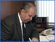 ></p><p class=c_tn>Несмотря на все перипетии вокруг губернаторского кресла, областная администрация и действующий глава Ивановской области продолжают слаженно работать. В среду прошло традиционное заседание администрации под председательством Владимира Тихонова. </p><p class=c_tn>Судить о том, что вчера имели место некие не особо приятные для членов нынешней администрации события, можно только по выражению лиц и отсутствию обычного оживления. Но поскольку выражения лиц и оживление измерению не поддаются, можно вести речь только о субъективной оценке. Некоторые ждали, что Владимир Тихонов на первом же публичном мероприятии заявит о сложении с себя полномочий. Но этого не произошло. Внешне ничего не изменилось. Повестка дня соответствовала плану заседаний администраций. На эту среду наметили отчет главы Ивановского района. По выборной причине сам глава в отпуске, за него пришлось отдуваться исполняющей обязанности - Татьяне Виноградовой. Впрочем, отдуваться - это слишком сильно сказано. Ивановский район не числится в отстающих. Географически он обтекает областной центр со всех сторон. Отсюда все преимущества - развитая инфраструктура, предприятия, в свое время выведенные за черту Иванова, рынок сбыта под боком. «В рейтинге Ивановский район среди муниципальных образований области занимает следующие места: розничный товарооборот на душу населения - 23 место, среднемесячная зарплата - 3 место, смертность - 27 место, и рождаемость - 27 место», - сообщил начальник управления экономического развития и торговли области Владимир Соков.</p><p class=c_tn>Более того, Ивановский район - единственный в области, куда идет отток населения из города. Людей привлекают солнце, воздух и вода, не очень дорогое жилье. До города, опять же недалеко. Но увеличить приток горожан в район мешают коммунальные проблемы. Например, отсутствие газа. Пользуясь случаем, и.о. главы района намекнула, что району очень бы помогли в газовом смысле 7 миллионов рублей из областной казны плюсом к деньгам из казны федеральной. Но выяснилось, что деньги уже есть и вовсе не оттуда. «Из федерального бюджета ничего там нет для вас. Я еще раз говорю: речь идет о бюджете Газпрома. Когда решаете вопрос, нужно поглядеть по всем источникам финансирования, в т.ч. и по Газпрому, а не только по местному и областному бюджету», - объяснил губернатор.</p><p class=c_tn>Судя по всему, Владимир Тихонов до последнего дня на губернаторском посту будет вникать во все хозяйственные дела так же дотошно, как и раньше. Если не вмешается представление Президента о досрочном сложении полномочий. </p><p class=c_av>Сергей Хохлов</p>
	
		<div class=