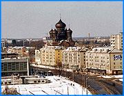></p><p class=c_tn>Специалисты отмечают ощутимый рост темпов строительства в городе. Но пока они все же недостаточны. Это признают и в городской администрации. Сегодня вице-мэр Иванова Сергей Бразер инспектировал строящиеся жилые дома, квартиры в которых предполагается не только продавать, но и ОТДАВАТЬ нуждающимся в жилье ивановцам. </p><p class=c_tn>Два года назад жители района Камвольного комбината готовы были лечь под бульдозеры, чтобы защитить деревья, высаженные в память о ветеранах войны. Обошлось без жертв, и застройщик - домостроительная компания - все-таки начала работы, несмотря на протесты общественности. Теперь чиновники подчеркивают, что город от этого только выиграл. «Вы сами видите, стройка ведется довольно аккуратно, - сказал Сергей Бразер. - Все деревья, которые были посажены гражданами в виде той аллеи, как видите, тоже сохранены. Но самое-то главное, что жители здесь получают более 300 квартир. Во-вторых, въезд в город со стороны Нижнего Новгорода будет, наконец-то, завершен определенным комплексом жилых домов».</p><p class=c_tn>Масштабы стройки, действительно, велики. 4 блок-секции планируют ввести в конце года. Здесь же возводят кирпичный дом нового образца с повышенными теплоизоляционными качествами. Параллельно ведется благоустройство территории и развитие инфраструктуры. Застройщик отмечает, что, как минимум, 3 % строящихся квартир отойдут городу в рамках программы «социальное жилье». Часть квартир будет реализована через систему ипотечного кредитования, хотя оборот средств на эти цели в городском бюджете все еще недостаточен, чтобы сократить очередь людей, желающих получить кредит. Всего же в Иванове 40 строительных площадок, где возводят жилые дома, и свыше трех тысяч квартир в перспективе. Конечно, эти цифры не сравнимы с темпами строительства в советские годы, но перемены в облике Иванова очевидны. Власти отмечают, что еще 4 года назад они о таком даже не мечтали, - бюджет был слишком обременен долгами прежних администраций и аккумулировать средства на жилищное строительство не представлялось возможным. Теперь фундамент заложен, а в процесс вовлечены как муниципальные предприятия, так и частные застройщики. «Да, мы сегодня имеем, может быть, не совсем комплексную застройку, мы к этому подходим, у нас есть определенные планы. И вот, как вы сегодня видите все-таки значительное увеличение количества и объектов и темпов строительства, и различных форм собственности участников этого строительства», - подчеркнул Сергей Бразер.</p><p class=c_tn>Экономисты говорят, что 1 рубль, вложенный в строительство, приносит в бюджет до 12 рублей прибыли. В то же время оживление темпов застройки позволяет, как минимум, затормозить рост цен на жилье, что крайне актуально с учетом среднего уровня доходов рядового ивановца. </p><p class=c_av>Дмитрий Попов</p>
	
		<div class=
