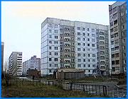 ></p><p class=c_tn>Более 30 ивановских семей сегодня получили долгожданные документы на новые квартиры в только что сданном монолитном доме. В общей сложности по договорам социального найма из ветхого жилья в новое переедут 68 семей. Новоселье люди смогут отметить уже до конца этого года. </p><p class=c_tn>Все люди, собравшиеся в актовом зале городской администрации, в самое ближайшее время станут соседями. Для большинства переселение в новые квартиры - событие долгожданное. Условия, в которых они проживали до сих пор, более чем просто неудобные. Теперь новый адрес получат 68 семей. Сейчас первая их половина берет в свои руки документы. Уже по новому жилищному кодексу это не привычные ордера. «Дом готов, буквально еще 2-3 дня там проводят испытания противопожарные, водопровода и ключи будут выданы… Это раньше были ордера, сегодня это документы, договора социального найма», - сказал вице-мэр г. Иванова Сергей Бразер. </p><p class=c_tn>Ирина Борисова ждала этого момента 25 лет. Раньше она жила в старом деревянном доме, построенном еще в 40-х годах. И четверть века дом считается аварийным. Теперь жить там уже нельзя - в августе обрушилась печка. Семья Борисовых, как водится, начала добиваться новой квартиры. Видеокассету с записью своего жилища отправили в администрацию Иванова. «Сидели все, буквально и ходили на цыпочках, чтобы выждать момент хотя бы выселиться из этой квартиры куда угодно. Но этот период, пока мы получили эту квартиру, нас, конечно, выселили в другую квартиру, потому что там у нас проживать было абсолютно невозможно, - рассказывает Ирина. - Сразу же, буквально через 2 дня пришла комиссия с Михатовой во главе, а через день приехал к нам Сергей Яковлевич Бразер, ему я благодарна особо, потому что именно он чисто по-человечески увидел нашу беду». </p><p class=c_tn>Не меньшую радость от предстоящего новоселья испытывают и все остальные. Чтобы поверить в свое счастье, люди хотят скорее получить ключи от квартир на руки. Вторая половина жильцов дома по адресу Кохомское шоссе-12, свои документы получат на следующей неделе. И по заверению заместителя главы администрации Иванова Сергея Бразера, Новый год все эти люди отметят в новых квартирах. </p><p class=c_av>Марина Четверткова</p>
	
		<div class=