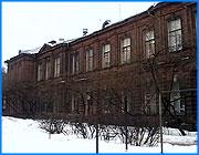 ></p><p class=c_tn>Учительское сообщество возмущает не только прямое давление на руководителей управления образования и директоров школ, но и методы агитации. Образцовую 30 школу предвыборный ураган, кажется, обошел стороной. Но даже здесь видны следы разрушения. Директор школы зачитывает отрывки из школьных сочинений на тему: «Если бы я мог голосовать»: «Я буду голосовать против всех кандидатов... Меня, конечно, интересует будущее нашей области, но от меня лично оно не зависит».</p><p class=c_tn>Весь этот месяц директора школ готовы были договариваться с кандидатами, что называется, миром. И время от времени им это удавалось. Но в последние дни, когда на город и школы обрушился поток предвыборной грязи, терпение закончилось и директора вышли на тропу политических сражений. «Действительно, такие произведения типа мультиков, стихов, песен, просто некорректны, нетактичны, порою просто оскорбительны. Оскорбительны не только для оппонентов этих заказчиков. Оскорбительны для нас, потребителей этой продукции», - возмущена директор школы №3 Елена Юферова.</p><p class=c_tn>Последней каплей стали обвинения в адрес начальника городского управления образования. В инертности - мышления и действий. Мгновенно сработал принцип корпоративной солидарности. Ведь всем известно, что образовательная система в Иванове - одна из самых сильных в стране. Директор межшкольного учебного комбината №1 Севан Акопян говорит так: «За Тамарой Николаевной целая отрасль, целая армия, которая, на мой взгляд, работает продуктивно и эффективно. Это и детские сады, и школы... Это коснулось целой армии». «На мой взгляд, в последние годы, и не потому, что Тамара Николаевна возглавляет управление, на правильном пути. Все наработки, все программы, они соответствуют духу той перестроечной системы, той, которая есть сегодня в России», - подчеркивает директор школы №22 Виктор Самсанян.</p><p class=c_tn>Часть родительской общественности также возмутилась. Ведь именно в последние годы родители и сотрудники управления образования стали партнерами. Не замечать этого, по мнению членов родительского комитета, мягко говоря, некорректно. «Если управление образования было доступно лишь на уровне телефонного звонка, то сейчас можно вопросы решать в личном контакте, - считает председатель родительского комитета школы №30 Галина Шумарова. - Тем более, что моя работа в городском родительском комитете помогает лично с Тамарой Николаевной поговорить, просто о каких-то проблемах, которые нужно решить».</p><p class=c_av>Андрей Кузьмичев</p>
	
		<div class=