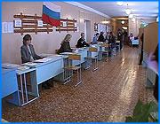 ></p><p class=c_tn>12 приглашений на голосование получил в последние дни ивановец Олег Глазков. Об этом телекомпания «Барс» рассказывала на минувшей, предвыборной, неделе. Сегодня мы проследили, удалось ли «мертвым душам» получить избирательные бюллетени и проголосовать на избирательном участке. </p><p class=c_tn>Приглашения на те же 12 персон Олег Глазков получил и на прошлых выборах, 2 года назад. Причем, к тому моменту, когда ивановец с супругой пришли на избирательный участок, 10 неизвестных, якобы прописанных у него в доме, уже проголосовали. На самом деле, в домовой книге числятся трое. Так было в прошлый раз. Сегодня мы не застали Олега Глазкова дома. С утра он успел проголосовать и уехать по делам. А на избирательном участке объяснили, что вчера из территориальной избирательной комиссии пришел документ. Он внес поправки в список избирателей, - именно по этому частному домовладению. Часть лиц, на которых были выписаны приглашения, из списков исключены. Дом на двух хозяев, и соседка Олега Глазкова, видимо, временно прописывала у себя посторонних, - объяснили председателю. «И эта женщина, видимо, разрешает временную регистрацию у себя, по своему адресу. Но на момент составления списков у нас было включено не 12 избирателей, а 7… Мы уже исключили, - по этим данным. У нас осталось по этому списку 3 избирателя. Причем двое голосовали», - сказала председатель участковой комиссии № 129 Алевтина Курочкина.</p><p class=c_tn>Инцидент исчерпан. Нарушение устранено. Но, по словам председателя комиссии, обстановка на участке нервная, с прошлыми выборами не сравнить. Наблюдатели, которые прежде следили только за работой членов комиссии, теперь следят за избирателями и друг за другом, все за всеми. Правда, сами наблюдатели этого не подтвердили. К полудню сюда пожаловал один из кандидатов, руководитель «Ивэнерго» Вячеслав Смирнов. От интервью до объявления результатов отказался, сказал, что суеверен. </p><p class=c_av>Василий Когаловский</p>
	
		<div class=