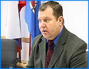 ></p><p class=c_tn>У Александра Фомина много хороших качеств и трудолюбия, а у нынешнего мэра - минусовой рейтинг, - такие оценки раздал недавним кандидатам глава городской избирательной комиссии Иванова. Сегодня он провел брифинг, на котором подвел итоги выборов. </p><p class=c_tn>Это лишь предварительные итоги выборов - предупредил журналистов председатель горизбиркома Александр Соловьев. Окончательными они станут после проверки, к 15 числу. Однако уже сегодня должностное лицо, которое, в силу своих обязанностей, должно быть абсолютно нейтральным, позволило себе раздать кандидатам оценки: «Считаю, что победу Фомин одержал благодаря личным хорошим качествам. Благодаря трудолюбию, которое он проявил в период предвыборной кампании. И большому количеству личных встреч, которые он провел с избирателями. Ну, естественно, помогла избирательная машина, которая была организована партией «Единая Россия». </p><p class=c_tn>Напомним, - сам Александр Соловьев - также член этой партии. Зато о кандидате Мельникове было сказано, что ему много голосов принесло снятие с предвыборной гонки на первом этапе. Руководитель горизбиркома и сегодня считает, что комиссия была права, хотя суд решил по-другому. А вот нынешний мэр, по словам Александра Соловьева, проиграл потому, что не учел свой отрицательный рейтинг. О хороших качествах этого кандидата на брифинге сказано не было. Все нарушения на выборах уже признаны несущественными, - существенных комиссия под руководством Александра Соловьева не выявила. Предположение о 8 тысячах бюллетеней с голосами «за Фомина», вброшенных «Единой Россией» в избирательные урны, руководитель горизбиркома отверг с негодованием. Он признал, что сами избиркомы путались из-за расхождений областного и федерального законов о выборах. Например, областной не предусматривает досрочного голосования. «Это внесло серьезную сумятицу в головах не только членов комиссий, но и избирателей. Как так, - можно досрочно проголосовать за депутатов в Думу, но нельзя за Главу города. Или, наоборот, открепительные удостоверения есть на Главу города, но нет открепительного удостоверения на депутатов городской Думы», – объяснял Александр Соловьев. </p><p class=c_tn>Кроме нового градоначальника Иваново получит 1 млн. 200 тысяч рублей за счет избирательного залога кандидатов, которые не преодолели пятипроцентную планку. </p><p class=c_av>Василий Когаловский</p>
	
		<div class=