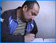 ></p><p class=c_tn>Обращение к международной общественности распространил этнический узбек и гражданин России Хатам Хаджиматов. Напомним, он был арестован в Иванове по запросу узбекских властей в связи с событиям в Андижане, а затем освобожден по решению суда. Хаджиматов призвал демократические страны оказать влияние на руководство России и Узбекистана, политика которых приводит к нарушениям прав человека. </p><p class=c_tn>Он заявил о фактах пыток и несправедливых приговоров в Узбекистане по отношению к оппозиции. Кроме того, там не отменена смертная казнь. Хаджиматов заявил: «Российская Федерация содержит в тюрьме по сфабрикованному обвинению людей, которые имели несчастье оказаться на ее территории. Более того, российские власти прилагают усилия даже к тому, чтобы выдать Узбекистану гражданина России, для чего в судебном порядке лишают его российского гражданства». Хаджиматов заявил, что из-за неизбежности повторного ареста, ему пришлось бежать на Украину и просить там убежища. </p><p class=c_tn>Остальные 13 узбеков до сих пор находятся в Иванове под стражей. Все они попросили политического убежища в России. Однако рассмотрение их ходатайств продлено до февраля. Хатам Хаджиматов призвал мировое сообщество потребовать от России освобождения 13 узбеков из ивановского СИЗО и обеспечить им возможность выезда в третью страну, не выдавать их Узбекистану и способствовать беспристрастному международному расследованию обвинений. Между тем, адвокат Хаджиматова намерен выехать в Нижневартовск. Там в окружном Ханты-Мансийском суде будет рассматриваться кассационная жалоба на решение местного суда первой инстанции, который не признал российского гражданство автора обращения. Адвокат намерен доказать, что гражданство Хаджиматова получено законно. Семья беженца покинула Иваново, поскольку здесь ей не на что жить. По неподтвержденным сведениям, она, возможно, также выедет на Украину. </p><p class=c_av>Василий Когаловский</p>
	
		<div class=