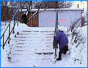 ></p><p class=c_tn>Уже несколько лет сотрудники, дети и родители ивановского детского сада № 72 находятся в заложниках у обледеневшей лестницы. Это единственный приемлемый путь с остановки и для жителей близлежащих домов в Слесарном переулке. Тем временем очистить лестницу ото льда никто не торопится. </p><p class=c_tn>Вот уже несколько лет с наступлением зимы эта лестница превращается в полосу препятствий. Ступени становятся сплошной ледяной горкой, спуск рядом такой же скользкий. Тем временем другого пути нет. Вокруг полоса деревьев и кустов. Ниже еще одно препятствие - обледеневшие рельсы. Сложнее всего приходится пожилым людям и родителям с детьми. Последние уже даже отработали систему, как полосу препятствий преодолеть. «Я забираюсь, потом ставлю все сумки, портфели, спускаюсь. И вдвоем начинаем. Я не знаю, это даже не описать как. Это надо видеть. Кувыркаются все - от пожилых до маленьких», - рассказывают они. По подсчетам родителей, идти в обход около километра. Приходится карабкаться по тому, что называется лестницей. Заведующая детским садом Татьяна Литова говорит: «Вчера у нас родитель очень упал с девочкой. Спину повредил себе, ушибы у него серьезные, девочка получила стресс от испуга. Сегодня даже в детский сад не пришли».</p><p class=c_tn>Среди пострадавших и воспитатель детского сада Вера Геннадьевна Титова. Она стала жертвой ледяной лестницы накануне прошлого Нового года. Диагноз - трехсторонний перелом левой лодыжки. «Я четыре месяца ходила на костылях, когда костыли сняли, видимо, гипс очень тугой был и меня положили в больницу с тромбами. Я пролежала 3 недели еще в больнице», - рассказала она.  </p><p class=c_tn>Несколько лет подряд сотрудники сада самостоятельно чистили лестницу, потому что выяснить, в чьем она ведении, не удавалось. Оказалось, что за уборку этой территории отвечает МУП по обеспечению топливом населения и организаций. Начальник городского управления благоустройства Анатолий Морарь комментировать ситуацию отказался. Но обещал, что «хвосты ответственным накрутит».</p><p class=c_av>Олеся Чирко</p>
	
		<div class=