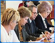 ></p><p class=c_tn>Последние формальные подписи и печати поставлены в протоколах выборов по партийным спискам в Законодательное собрание Ивановской области. В среду состоялось заседание областной избирательной комиссии, на котором были подведены итоги выборов в парламент. Главный итог - ничто не позволяет назвать эти выборы грязными и помешать признать их результаты.</p><p class=c_tn>24 по спискам, 24 по одномандатным округам. Для 48 новоиспеченных депутатов выборная морока закончена. Проведены последние списочные перетасовки. Паровозы отцеплены, вагончики могут занять освободившиеся места. Основная работа завершилась и для облизбиркома. Сказать, что она была легкой, секретарь комиссии Евгений Шеронов не может: «Действия избирательной комиссии были затруднены несовершенством областного закона «О выборах» и противоречиями некоторых его норм федеральному законодательству». </p><p class=c_tn>Трудности возникали и в низшем выборном звене - на участках для голосования. Не все граждане, пожелавшие голосовать дома, смогли это сделать. Ряд участковых комиссий, где число таких желающих превысило 10 % от общего числа избирателей, просто физически не смогли всех посетить. В день голосования поступали и другие жалобы. Их было немного - 23. Но реакция на все, по словам руководства облизбиркома, была незамедлительной, особенно в тех случаях, где заявители указывали на возможность так называемых вбросов бюллетеней. «Такого рода домыслы и измышления, я бы даже сказал, не основаны на действительных фактах, - считает председатель облизбиркома Виктор Смирнов. - Потому как объявление о том, что где-то специально отключили свет... Оказалось, что никто специально свет не отключал, а ответственные люди, которые присутствовали, подтверждают, что один из членов избирательной комиссии запнулся и упал и оборвал провод - свет отсутствовал».  </p><p class=c_tn>Трудности возникали и после 4 декабря, когда пришлось рассматривать жалобы кандидатов и партий. На ряде участков был проведен контрольный пересчет голосов. Но уточнения и поправки оказались не настолько принципиальными, чтобы пересматривать итоги. В общем, без сучка и почти без задоринки, что и позволило избиркомовцам с чистой совестью поставить свои подписи.  </p><p class=c_tn>Уже в пятницу председатель областной избирательной комиссии созовет новый состав ивановского парламента и вручит мандаты. Первой задачей депутатов четвертого созыва станет принятие поправок в областной бюджет на следующий год. </p><p class=c_av>Сергей Хохлов</p>
	
		<div class=