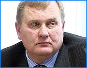 ></p><p class=c_tn>Ивановская городская Дума нового, четвертого созыва, провела свое первое заседание. На нем избраны председатель, его заместители, определены состав и руководители комитетов и комиссий Думы. А сами депутаты заявляют, что будут работать по-новому, в согласии с мэром и городской администрацией. </p><p class=c_tn>За длинным столом депутатов рассадили так, чтобы поработавшие в прошлом созыве, а потому уже опытные, сидели покучнее и поближе к председателю. Впрочем, мандаты выданы всем одинаковые. Тайным голосованием избирали председателя. 25 присутствовавших депутатов единогласно поддержали Вячеслава Сверчкова. Член «Единой России», он активно работал и в прошлом созыве, хотя в число лидеров не входил. Заместителями председателя стали Игорь Альпер и Игорь Волков. Сейчас Думе предстоит в сжатые сроки решить неотложные бюджетные проблемы. «Сейчас 2 основных задачи у Думы, насколько я понимаю. Это бюджет на 2006 год и тарифы. Это 2 основных задачи на ближайшие заседания. 20-го и 27-го будет Дума заседать… Я надеюсь, по крайней мере, что войны закончились между администрацией и Думой. Я думаю, сейчас и администрация, и Дума будут работать в одном направлении, чтобы плодотворной работа была», - отметил Вячеслав Сверчков. </p><p class=c_tn>Новый мэр Александр Фомин также заявил, что будет приверженцем именно совместной работы: «И я, как выбранный Глава города, и, наверное, вся администрация, которая сформируется, будем однозначно настроены на консолидированную и плодотворную работу вместе с депутатами городской Думы». </p><p class=c_tn>Более того, депутаты утверждают, что две ветви власти отныне становятся единой командой и имеют общую цель. Публичных конфликтов станет меньше, тем более,  численно в Думе преобладает одна партия, а решения будут готовиться заранее. Но не в кулуарах,- утверждает Григорий Газарян: «А кто сказал, что хорошо, когда на Думе  начинаются конфликты, даже между депутатами? Все вопросы должны обсуждаться до заседания Думы. Заседание Думы - это верхушка айсберга. До этого нужно провести все консультации, споры, для чего и заседают комитеты. И Дума не должна быть каким-то театральным представлением». </p><p class=c_tn>Дума определила состав комитетов и комиссий, депутаты решили, кто эти органы возглавит. Александр Шехоткин сменит Григория Газаряна на посту председателя  комитета по городскому хозяйству, а тот возглавит бюджетный комитет. Экономическим будет руководить Виктор Торопов, по социальной политике - Сергей Томс, комитетом по законности - Сергей Морозов. Татьяна Гейстер займется комиссией по развитию потребительского рынка. Комиссией по депутатской этике - Николай Марков. Между тем, прежний председатель Думы, который на нынешних выборах проиграл, судя по всему, без работы также не останется. </p><p class=c_av>Василий Когаловский</p>
	
		<div class=