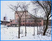 ></p><p class=c_tn>Предмет исков - нарушения природоохранного законодательства. Деятельность «Ивбетона» будет приостановлена, правда, этот вердикт ответчик может еще обжаловать. А вот «Бройлер», не дожидаясь судебных решений, начал выполнять требования надзорных органов. </p><p class=c_tn>Разбирательства в отношении «Ивбетона» продолжались почти 4 месяца. Еще летом члены садоводческого кооператива и их сады пострадали от выбросов цементной пыли с предприятия. В природоохранной прокуратуре и управлении «Ростехнадзора» отреагировали на жалобу и инициировали проверку. Выяснилось, что «Ивбетон» работает без определенных природоохранным законодательством документов. «У предприятия отсутствовало разрешение на выброс загрязняющих веществ в атмосферу и отсутствовал проект на нормативы образования отходов и лимитов на их размещение», - сообщила старший помощник природоохранного прокурора Ивановской области Марина Поздышева.</p><p class=c_tn>Руководство «Ивбетона» не отрицает отсутствия разрешений, но считает это формальностью. Кроме того, уверено, что атмосферу предприятие не загрязняет. Даже заказали экспертизу. Специалисты Центра гигиены и эпидемиологии, после изучения проб воздуха, дали положительное заключение. «Но поскольку свидетели, члены коллективного сада, которые имели претензии к этому предприятию, в судебном заседании доказали, что отборы проб воздуха проходили при неработающем предприятии, суд счел необходимым не взять во внимание данные исследования», - сказала Марина Поздышева. </p><p class=c_tn>Эксперты Центра гигиены не смогли опровергнуть этого. В итоге суд вынес решение приостановить деятельность «Ивбетона» до получения предприятием разрешительных документов. Но судебное решение еще не вступило в законную силу. У ответчиков есть 10 дней на обжалование. Ими уже готовится кассация. </p><p class=c_tn>Что  касается «Ивановского бройлера», то к этому предприятию у природоохранной прокуратуры было 5 крупных претензий. В результате комплексной проверки выявлен ряд серьезных нарушений. По решению суда, должен быть закрыт колбасный цех предприятия, отлажена работа очистных сооружений, подготовлен проект нормативов образования отходов и лимитов на их размещение. Кроме этого, «Ивановский бройлер» внесен в список предприятий-загрязнителей. Однако здесь уже начали работу над ошибками. </p><p class=c_av>Марина Четверткова</p>
	
		<div class=