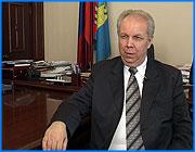 ></p><p class=c_tn>Областная прокуратура снова инициировала следственные действия в отношении губернатора, отменив прежнее свое постановление об отказе в возбуждении уголовного дела по статье «Получение взятки». </p><p class=c_tn>В июле этого года предприниматель Тельман Фероян заявил в правоохранительные органы о том, что с него вымогают взятку. В момент передачи денег был задержан Валерий Цой, исполняющий обязанности начальника «Ивавтодора». Цой пояснил, что часть суммы предназначалась Тихонову. Цоя арестовали и возбудили уголовное дело. Тихонов проходил по этому делу свидетелем. В рамках следственных действий у него были обнаружены незадокументированные 50 тысяч рублей наличными. Тихонов тогда пояснил, что это спонсорская помощь для проведения праздника в Лежневском районе. Вот как описывает события того июля начальник управления областного сацзащиты Галина Штепа, которая и попросила губернатора найти спонсоров: «Они были изъяты, причем с добровольной открытости Владимира Ильича, когда к нему приехали уполномоченные лица, он не скрывал, сказал: «Да, это спонсорские деньги, переданные для проведения праздника». Деньги у него забрали и открыли дело. </p><p class=c_tn>Сам Владимир Тихонов в ту пору всю эту историю назвал политической провокацией:</p><p class=c_tn>«Мои политические оппоненты в условиях, когда мой срок полномочий заканчивается, и встреча с Президентом все равно рано или поздно состоится, - они пытаются очернить мое имя в глазах общественности, Президента, чтобы у него не оставалось другого выхода, как представить другую кандидатуру».</p><p class=c_tn>Позже в возбуждении уголовного дела по этому факту было отказано - в связи с отсутствием состава преступления. И вот теперь - новый виток. Кабинет Тихонова в областной администрации опечатан, в его шуйской квартире проведен обыск.</p><p class=c_tn>Пока неясно, под какое определение подпадает эта история. То ли это торжество законности в отдельно взятой губернии, то ли это та самая «охота на ведьм», которую обещал не допустить Михаил Мень. </p><p class=c_tn>Практически весь четверг действующий губернатор провел в своей шуйской квартире, общаясь со следователями. Из-за этого был сорван ряд встреч. Некоторые мероприятия прошли в урезанном виде. В том числе прощальная встреча с представителями общественности, которые хотели поблагодарить Владимира Тихонова за сотрудничество и помощь.</p><p class=c_tn>На встречу пришли в основном, представители ветеранских и спортивных организаций. Но тема мероприятия из-за отсутствия главного героя изменилась. Общественники обсуждали, чем можно помочь Владимиру Ильичу в сложившейся ситуации. Итогом стало письменное обращение в областную прокуратуру. Копия направлена и в адрес Михаила Меня. «Мы выражаем недоумение и возмущение по поводу начинающегося вновь уже закрытого дела (в кавычках) по факту передачи 50 000 руб. на благотворительные цели. Воспринимаем эти действия как гонения с непонятной целью на уходящего губернатора, как травлю честного человека. Убедительно просим непредвзято и как можно скорее разобраться в сложившейся ситуации», - зачитала председатель регионального отделения НПСР Галина Кузьмина.</p><p class=c_tn>В беседе с нашим корреспондентом ряд партийных соратников и коллег в администрации области отнеслись к сообщению о возбуждении дела довольно спокойно. Они высказались в том смысле, что такого поворота стоило ожидать и что вскоре это дело будет закрыто по выяснении всех обстоятельств.</p><p class=c_av>Сергей Хохлов</p>
	
		<div class=