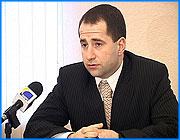 ></p><p class=c_tn>«Мы направили поздравление Владимиру Тихонову с успешным завершением его работы и выразили надежду, что сегодня она действительно завершится», - сообщил  депутат Государственной Думы Михаил Бабич ивановским журналистам. По его словам, на федеральном уровне проходят консультации, которые позволят Михаилу Меню приступить к работе, не дожидаясь 27 декабря. </p><p class=c_tn>До Нового года новому губернатору нужно успеть сформировать команду и завершить формирование бюджета, - говорил депутат. Но «Владимир Тихонов не отпускает свой стул». При этом будущее уходящего губернатора, по словам депутата, «связано с Ивановской областью», а не с Москвой. Позже, по окончании пресс-конференции, Михаил Бабич высказал предположение, что новый состав Законодательного собрания области завтра отстранит Владимира Тихонова от исполнения обязанностей. «Единая Россия» имеет в новом областном парламенте квалифицированное большинство. Она выдвинет своих людей на все руководящие посты. Возглавит Законодательное собрание Андрей Назаров, и это, по словам депутата, «запланированный этап биографии» нынешнего мэра Кинешмы, согласованный с центральными органами партии. То же касается и нового ивановского мэра. Но Александр Фомин свободнее в подборе команды. «Я надеюсь, что во главу угла приоритетов мэра по подбору кадров будет поставлен  профессиональный принцип. Никаких здесь у него ограничений не существует. Ни партийных, ни каких-то иных, - сказал Михаил Бабич. - Кстати, нет никаких ограничений и на дальнейшую работу тех людей, которые неплохо себя зарекомендовали в команде Грошева». </p><p class=c_tn>Однако некие неназванные «одиозные лица» будут удалены. С прежним составом мэрии сейчас работает Константин Шаронов, начальник избирательного штаба Александра Фомина. Журналистам Михаил Бабич неприятностей пока не обещал, в отличие от своего коллеги по «Единой России», который посулил телекомпании «Барс» «зачистку». «Никаких зачисток, никаких реваншистских настроений, никаких иллюзий от эйфории победы быть ни у кого не должно..., - отметил Михаил Бабич. – «Барс» - хорошая телекомпания, высокопрофессиональная телекомпания, профессионально делала свою черную работу, в том числе технологическую в ходе избирательной кампании. Но делала профессионально, мы понимаем все это». </p><p class=c_tn>Черной работой Михаил Бабич назвал, например, звучавшие в ночь после выборов предложения проверить цифры и не спешить с окончательными выводами, а также фактически то, что телекомпания не стояла на стороне «Единой России» и рассказывала о ней не только то, что были готовы услышать ее руководители. Однако Михаил Бабич дал ивановским СМИ год, после которого единороссы будут смотреть, чью сторону занимают газеты и телеканалы. </p><p class=c_av>Василий Когаловский</p>
	
		<div class=