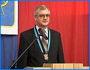 ></p><p class=c_tn>В четверг избранный мэр Иванова Александр Фомин официально вступил в должность. Новый Глава администрации города принес присягу и обещал выполнить все свои предвыборные обещания. Фомин обещает довольно серьезные кадровые перемены в администрации, однако состав его команды не был озвучен даже сегодня. </p><p class=c_tn>Красная дорожка, классическая музыка, городская Дума в полном составе. Новый губернатор Михаил Мень проводил виновника торжества до трибуны. Александр Фомин официально объявлен ивановским мэром. Прзвучали слова полагающейся по церемониалу присяги. «Справедливо и беспристрастно осуществлять предоставленные мне полномочия. Честно и добросовестно исполнять свои обязанности, прилагая все свои силы и способности на благо жителей г. Иванова», - клялся Александр Фомин.</p><p class=c_tn>За всем происходящим из дальних рядов наблюдал Александр Грошев. Свое присутствие объяснил стремлением выйти из сложившейся ситуации достойно. Собственными планами на будущее бывший градоначальник не делился. Тем временем Александр Фомин принимал поздравления от коллег-однопартийцев. Все говорили об одном: проблем в городе много и их надо решать. То, что это Фомину удастся, «единороссы» не сомневаются. «Я думаю, он разберется. Он, безусловно, человек командный, поэтому будет удобно нам всем вместе работать. И это как раз то, что ждут сегодня люди. Командной работы для того, чтобы поднять уровень жизни населения нашей области в целом, и областного центра, конечно же», - отметил Михаил Мень.</p><p class=c_tn>О пофамильном составе своей команды Александр Фомин до сих пор говорит неопределенно. Но уже доподлинно известно, кто поддержит нового мэра в первые дни после инаугурации. «Сейчас Салихов Извиль Фаляхович останется. По крайней мере, у нас точно решено, что он сегодня поддержит и поможет. Он будет не в ранге первого, но в ранге заместителя… И еще один помощник у меня, который возглавлял мой избирательный штаб, по всей видимости, будет работать со мной в команде - Шаронов Константин», - сказал Александр Фомин. Также он сообщил, что кресла начальников управлений образования и соцзащиты займут новые люди. Руководитель городского управления здравоохранения Тамара Французова, скорее всего, будет работать в областной администрации. Другие фамилии, которые всплывут в результате кадровых перестановок, новый мэр обещал озвучить к началу следующей недели. </p><p class=c_av>Олеся Чирко</p>
	
		<div class=