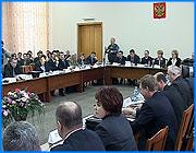 ></p><p class=c_tn>Торжество конструктивизма, рекордная скорость вхождения в рабочее русло. Так парламентское большинство комментирует ход первого заседания Законодательного собрания Ивановской области. Мнения парламентского меньшинства не принципиально с этим расходятся. </p><p class=c_tn>Те, кто планировал рассадку депутатов, явно руководствовался английским словом «opposite» - «напротив». Парламентское большинство - по правую руку от президиума. Оппозиция - напротив. Официальная часть, предшествовавшая парламентской борьбе, оказалась вопреки ожиданиям, не менее интересной. Вначале депутатам-списочникам вручили мандаты. Остальных омандатили раньше - в окружных избиркомах. Михаил Мень в своем вступительном слове предупредил своих однопартийцев, что зарываться, пользуясь правом сильного, не стоит:  «Демократия - это такой институт власти, когда большинство учитывает мнение меньшинства. И я очень надеюсь, что в нашем ЗС такой принцип работы будет доминировать».</p><p class=c_tn>Затем созвавший депутатов председатель облизбиркома Виктор Смирнов согласно уставу вызвал председательствовать старейшего по возрасту депутата. Им оказался коммунист Анатолий Гордиенко. Он ознакомил коллег с трудностями ручного голосования. Голосовать решено по светофорному принципу. Красный цвет - против, желтый воздержался, зеленый - за. Проверка показала, что дальтоников в четвертом созыве нет. Затем избрали председательствующего - вести заседание до избрания спикера. Владимир Гришин, дважды экс-спикер Ивановской области, умудрился и в третий раз войти в ту же воду, хотя всего лишь по колено. Тем не менее, ему выпало организовать принятие ряда серьезных законов - программу развития села, об оплате труда госслужащих. Эти законы были приняты практически единогласно. Когда речь зашла об изменениях в устав области, о статусе депутата и о регламенте Заксобрания, заговорила оппозиция. Этих депутатов возмутило, что поправки ограничивают роль и права парламентского меньшинства. «Я просто призываю вас уважать мнение населения, которое голосовало за другие партии. Это абсолютно правильно и объективно», - сказал Андрей Мельников.</p><p class=c_tn>Но прошло единогласное мнение группы депутатов - так обозначал единороссов Владимир Гришин. И теперь, чтобы сформировать фракцию в парламенте, необходимо набрать не менее 12 человек. Кворум, при котором ЗС полномочно принимать решения,  уменьшен до 50 %. Все это отдает Заксобрание во власть «медведей». Их власть еще более укрепилась после выборов спикера. Тайное голосование четко обозначило расстановку сил. 40 голосов за Андрея Назарова, 5 - против. Один сомневающийся на всякий случай испортил бюллетень. Оппозиции сломить крепкое молчащее большинство будет практически невозможно. Так в кулуарах говорят сами оппозиционеры. О сплоченности «медвежьих» рядов говорит вот такая деталь - кто-то из них так устал голосовать за, что даже уронил зеленую карточку.  </p><p class=c_tn>Ход первого заседания Законодательного собрания Ивановской области четвертого созыва показал, что у представителей «Единой России» можно смело отбирать красную и желтую карточки. Им достаточно одной - зеленой. </p><p class=c_tn>А вот как комментируют торжество демократии и конструктивистского подхода сами участники заседания. </p><p class=c_tn><b><i>Елена Пожигайло</b>: «То, что происходило, абсолютно конструктивно, как бы все решения они вносились очень грамотно, постановка тоже очень удовлетворительная вообще всех вопросов и всех обсуждений. С точки зрения демократично ли это - наверно, я думаю, это демократично, потому что те вопросы и постановления, которые сегодня обсуждали здесь, все-таки очень многие принимались практически единогласно и в этом, наверное, и есть демократичность».</i></p><p class=c_tn><b><i>Андрей Мельников</b>: «Я никогда не думал, что вернусь во времена своих родителей, когда решение принято изначально и оно проводилось. Но, должен сказать, что действительно работа началась, преобладание «Единой России» чувствуется. Думаю, что принят ряд нормативов, которые будут опротестованы с точки зрения прокуратуры, законодательства. Однако уверен, что в ближайшее время разойдутся люди по комитетам, поймут специфику работы и суть документов, я думаю, что в течение буквально 2-3 мес. люди начнут работать абсолютно объективно и начнут работать, основываясь на своем мнении и позиции».</i></p><p class=c_tn><b><i>Вячеслав Смирнов</b>: «Наконец-то начали слаженно работать, в интересах для того, чтобы побыстрей совершить те ожидания, которые избиратели, голосуя, отдавали наказ депутатам. Понято, что что-то в спешке, но я думаю, что в течение определенного времени эти нюансы, которые вызывают сегодня раздражение, они будут сняты. По ним будут найдены компромиссные решения».</i></p><p class=c_tn>По информации телекомпании «Барс», в 7 комитетах парламента все председательские места получат единороссы. Вице-спикерами станут единоросс Евгений Нестеров и ЛДПРовец Андрей Мухопад.</p><p class=c_av>Сергей Хохлов</p>
	
		<div class=