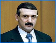 ></p><p class=c_tn>По окончании заседания областной администрации вице-губернатор провел короткую пресс-конференцию, на которой дал оценку работе действующей администрации и обозначил некоторые перспективы Ивановского региона. </p><p class=c_tn>«Не стреляйте в пианиста - он играет, как умеет». Так Юрий Токаев охарактеризовал пятилетнюю работу экс-губернатора Владимира Тихонова. Тот работал 7 дней в неделю по 24 часа в сутки, но, как показало решение Президента, и этого было мало. «Той работы, которую администрация проводила, видимо, было недостаточно для того, чтобы управлять организацией с бюджетом в 500 млн. долларов. Поэтому получилось то, что получилось», - отметил вице-губернатор.</p><p class=c_tn>Себя Токаев при этом дистанцирует от Тихонова. Говорит, что выполнял гуманитарную миссию - выручил Владимира Ильича и согласился занять должность после развала прежней команды Бабич-Боровков-Канаев. Гуманитарность подчеркивает и то, что вице-губернатор отдавал свое жалованье на общественные нужды. Перспективы области и областного центра при новом губернаторе, новом мэре и новом составе Заксобрания Токаев оценивает оптимистично: «То, что там сейчас подавляющее большинство - единороссы, я считаю, это положительный фактор, потому что и Мень-единоросс, и в ЗС доминируют единороссы, то же самое и в областном центре. Есть партия, которая взяла на себя  полностью ответственность. У нее есть все возможности для того, чтобы себя реализовать. И никогда не надо путать отдельных личностей с партией в целом…Уроды есть в любой партии. И те уроды, с которыми приходилось бороться в предыдущей жизни, если они будут проводить такую же линию, что и раньше, их ожидает то же самое».</p><p class=c_tn>Сам Токаев считает свою гуманитарную миссию в исполнительной власти выполненной и теперь свою деятельность направит на благоденствие машиностроительной компании КРАНЭКС, которую и возглавляет. </p><p class=c_av>Сергей Хохлов</p>
	
		<div class=