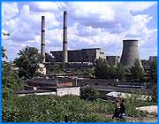 ></p><p class=c_tn>Накануне Дня энергетика руководство Ивановской генерирующей компании чествовало ветеранов. На торжественной встрече вспоминали, как все начиналось, и говорили о будущем. </p><p class=c_tn>Только здесь, наверное, услышишь, как действующих руководителей, которым далеко за 40, называют молодыми толковыми ребятами. И здесь же узнаешь новый анекдот про Чубайса. Встречи ветеранов генерирующей компании накануне профессионального праздника - это еще один повод поговорить о настоящем и вспомнить былое. Анатолий Федорович Васильев в энергетике с 1943 года. На пенсию ушел в 2002 - то есть почти 60 лет стажа! Он до сих пор пристально следит за всеми изменениями в системе и многое ему нравится. Тем более, что сравнивать есть с чем. «Зимой, когда топливо приходило мороженое, вызывали Обком, занимались, вызывали части военные, даже заключенных привозили разгружать топливо. Такое положение было тяжелое, что станция могла остановиться. А сейчас значительно легче работать. И порядка больше. Потому что возможностей больше», - говорит он. </p><p class=c_tn>Энергетики - люди хитрые, шутит один из выступающих. Профессиональный праздник приурочили к самому короткому световому дню в году. И именно в этот день, люди как никогда нуждаются в свете и тепле. С этим проблем нет. Несмотря на реформы, которые претерпевает энергетика страны, руководство Ивановской генерирующей компании полагает, что в будущем система будет только развиваться. «Задача высшего руководства организовать работу так, чтобы была прибыль, чтобы проводились и финансировались капитальные ремонтные работы оборудования, чтобы не падала, а росла заработная плата персонала. Потому что основа все деятельности наших предприятий - это квалифицированный персонал. И воспитывается он не одно десятилетие», - сказал генеральный директор ОАО «Ивановская генерирующая компания»</p><p class=c_tn>Александр Шехоткин.</p><p class=c_tn>Кто-кто, а собравшиеся знают цену профессионализму. И готовы поделиться своим опытом с молодыми. Завтра все энергетики - и ветераны, и только начинающие свой трудовой путь - соберутся вместе, чтобы встретить свой самый любимый праздник. </p><p class=c_av>Андрей Кузьмичев</p>
	
		<div class=