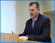 ></p><p class=c_tn>С такой программой сотрудничества городской власти и предпринимателей выступил на встрече с представителями малого бизнеса заместитель мэра Константин Шаронов. В ответ он услышал претензии к методам работы администрации, которые были приняты в последние годы и несогласие с отдельными программными установками. </p><p class=c_tn>Заместитель мэра - он будет курировать в администрации экономический блок - благодарил предпринимателей за то, что те кормят город, подпитывают бюджет и снимают часть социальной нагрузки. Чтобы подпитывали лучше, бизнес надо поддерживать. И создать для начинающих деловых людей бизнес-инкубаторы, в которых они будут нести Иванову золотые яйца. «Бизнес-инкубатор - это организация, которая создает наиболее благоприятные условия для стартового развития малых предприятий путем предоставления комплекса услуг и ресурсов, включающего обеспечение предприятия площадью на льготных условиях, средствами связи, оргтехникой, необходимым оборудованием, он проводит обучение персонала и консалтинг», - объяснила начальник управления экономики городской администрации Ольга Утегенова.</p><p class=c_tn>А еще услуги образовательные, секретарские, юридические и бухгалтерские. Бизнесмены слушали это как сказку, сочиненную совсем не о них. На самом деле, город способен поддержать не больше 5-6 проектов в год, а малых предприятий - 2 тысячи, - говорил председатель Центра поддержки предпринимательства Василий Скворцов; поэтому бизнес сам по себе, а власть сама по себе. Он назвал сразу несколько болевых точек:  </p><p class=c_tn>«Мы говорим: у нас нет инвестиций в городе. Да их и быть не может, потому что это головная боль, это 136 бумажек, которые надо собрать и подписать в различных инстанциях». </p><p class=c_tn>Ничего не выиграла от стаффордширского гранта туристическая сфера. Никто, кроме администраторов, результатов не увидел, - заявил Василий Скворцов, - а отчеты о достижениях - это, по его словам, блеф. Городскую недвижимость распродают с торгов, но не готовят к продаже. «Предприниматель покупает объект, - выясняется, что там нет разрешений, там не зарегистрированы перестройки, которые сделаны внутри. И весь этот груз проблем ложится на покупателя, который все это приобрел», - сказал он. </p><p class=c_tn>Сотрудники мэрии подтвердили: такие случаи бывают. Много вопросов по продаже помещений, которые числятся в аренде у парикмахерских и малодоходных магазинов на окраинах. Хозяева не успевают накопить деньги на выкуп. Назревает еще один конфликт: мэрия намерена убрать с улиц маршрутки, которые курсируют без договора с администрацией. То есть, почти половину машин. Но председатель маршрутной ассоциации напоминает: практически все перевозчики имеют лицензию и право возить пассажиров. Согласия нет, но власть и предприниматели пришли на встречу, чтобы найти решения. </p><p class=c_av>Василий Когаловский</p>
	
		<div class=