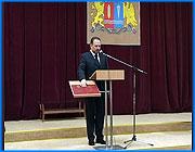 ></p><p class=c_tn>Церемония прошла на редкость помпезно, и связано это было с визитом высокопоставленных гостей. В частности, полпреда Президента Георгия Полтавченко и, конечно, московского мэра Юрия Лужкова. Для обеспечения их безопасности на улицы города были брошены серьезные силы правоохранительных органов. С самого утра в центре Иванова дежурили около 400 сотрудников УВД и Госавтоинспекции. Основной кордон был выставлен на улице Пушкина, на подъезде к Законодательному Собранию, где и проходила инаугурация. К зданию областного парламента допускались лишь машины с административными номерами. У водителей и пассажиров других автомобилей  милиционеры требовали пропуск или приглашение. Прорваться через усиленные кордоны сложно было даже пешеходам.</p><p class=c_tn>То, что для инаугурации было выбрано здание Законодательного Собрания, факт неслучайный. Все идет к тому, что именно здесь будет размещен аппарат областной администрации. Что касается самой церемонии, то, по общему мнению, она превзошла все предыдущие - и по жесткости организации процедуры, и по числу приглашенных высокопоставленных чиновников. Повышенные меры безопасности, многоступенчатая система проверки документов, жесткость регламента церемонии. Впрочем, этому никто не удивился. Ведь Иваново на один день превратилось в маленькую Москву. Да и за нынешним губернатором кремлевские звезды.</p><p class=c_tn>До появления высокопоставленных гостей, церемония напоминала светский раут. Чуть позже стало не до шуток. Полпред Президента Полтавченко говорил, что предыдущая власть сделала немало, но недостаточно, о том, что Мень - профессионал и человек, которому доверяет Президент Путин, что федеральная власть готова помогать новому губернатору, но и спрашивать будет строго. «Вновь избранному губернатору мы вручаем символ государственной власти. Здесь изображен двуглавый орел и написано: Мень Михаил Александрович, губернатор Ивановской области. Михаил Александрович, вот, чтобы не одной головой думать, а двумя, а за вами будут наблюдать четыре глаза. Так что оправдывайте доверие», - закончил Георгий Полтавченко.</p><p class=c_tn>Юрий Лужков отзывался о бывшем подчиненном не только, как о грамотном управленце, но и как о человеке «высочайшей порядочности и чести». Сотрудничество с предыдущей властью назвал откровенно провальным. Сказал о том, что, отдав своего человека Ивановской области, Москва просто обязана не ударить в грязь лицом и помочь региону выбраться из того положения, в котором он оказался. «И я хочу доложить вам, дорогие ивановцы, что если москвич Михаил Мень стал губернатором, да еще заместитель Правительства Москвы, то мы теперь можем сказать - мы всегда были рядом с Ивановской областью, а теперь мы Ваши!» - сказал Юрий Лужков.</p><p class=c_tn>После окончания официальной части, Полтавченко, Лужков и Мень вышли к прессе. Михаил Мень рассказл, что его приоритеты остаются прежними - наведение порядка во властных структурах и принятии решений, вхождение региона во все федеральные программы, активное привлечение инвестиций. В частности, с московским правительством уже проведены переговоры по ряду конкретных проектов. Для этого Лужков привез с собой из столицы чиновников и предпринимателей. «Первые переговоры состоялись, связанные с сельским хозяйством, и первые переговоры по аэропорту прошли и по строительству тоже жилья. Так что думаю, что очень скоро мы начнем информировать вас о конкретных делах», - ответил Михаил Мень.</p><p class=c_av>Андрей Кузьмичев</p>
	
		<div class=